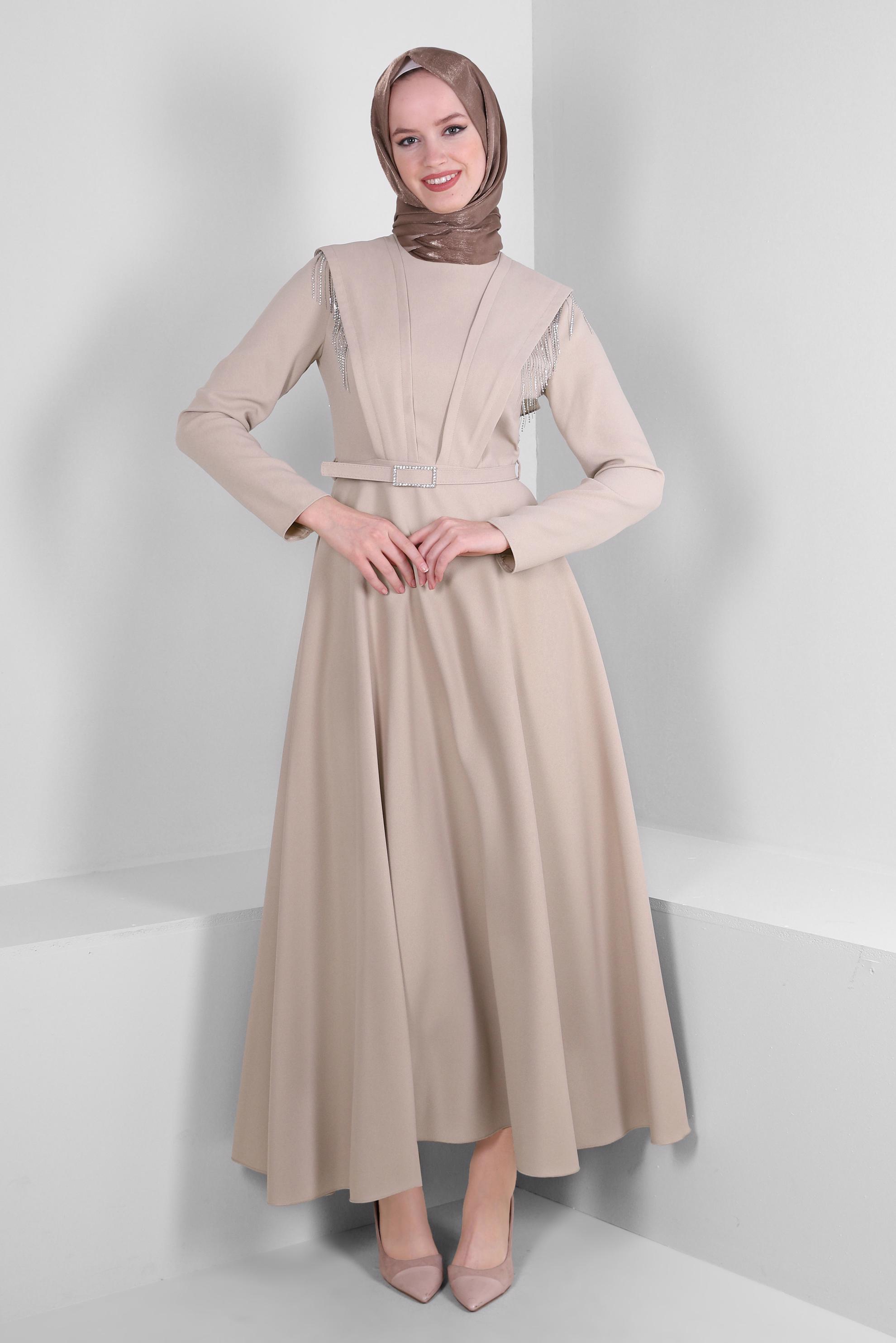 Tesettür giyim BEJ ZİNCİR DETAYLI KEMERLİ KREP ELBİSE 43589