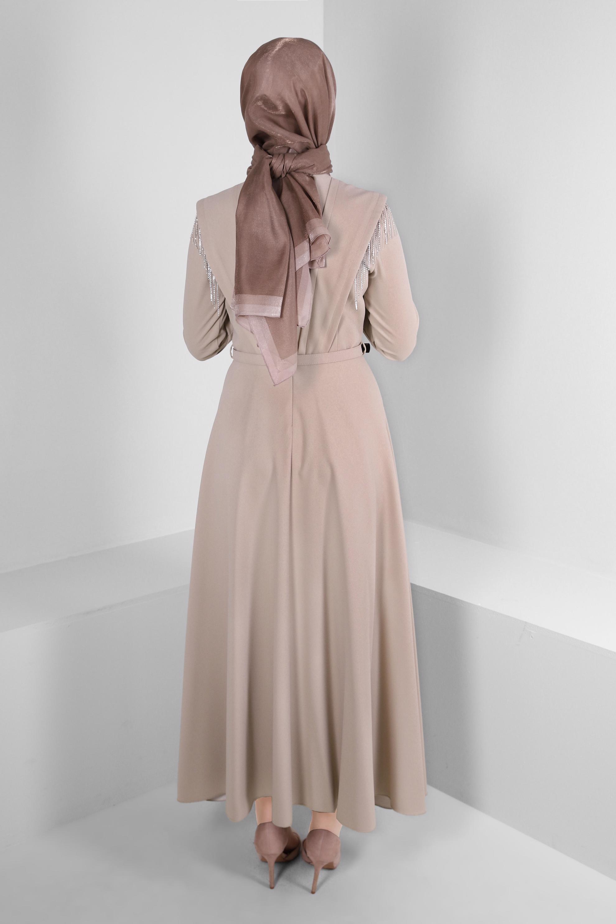 Tesettür giyim BEJ ZİNCİR DETAYLI KEMERLİ KREP ELBİSE 43589