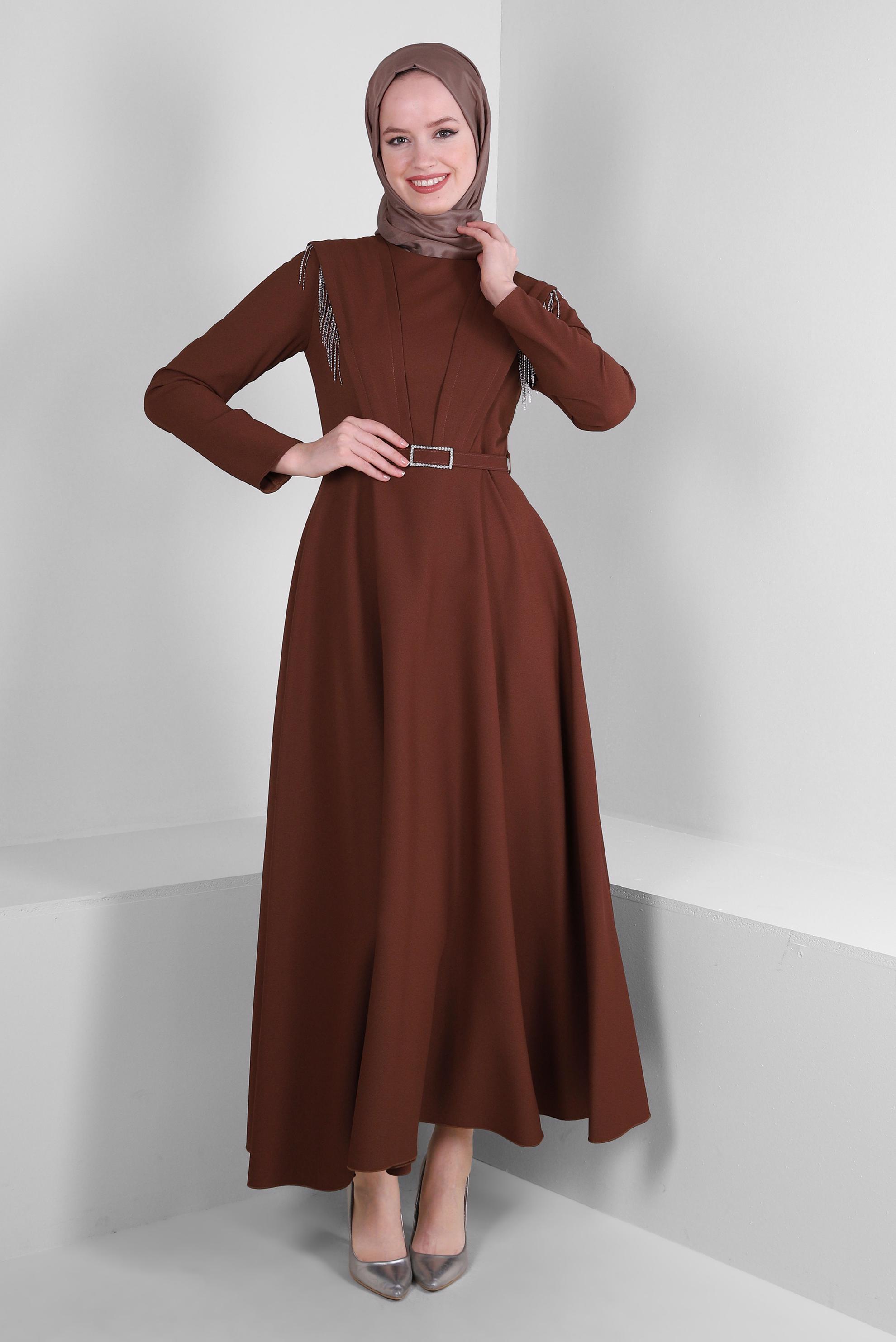 Tesettür giyim TABA ZİNCİR DETAYLI KEMERLİ KREP ELBİSE 43589