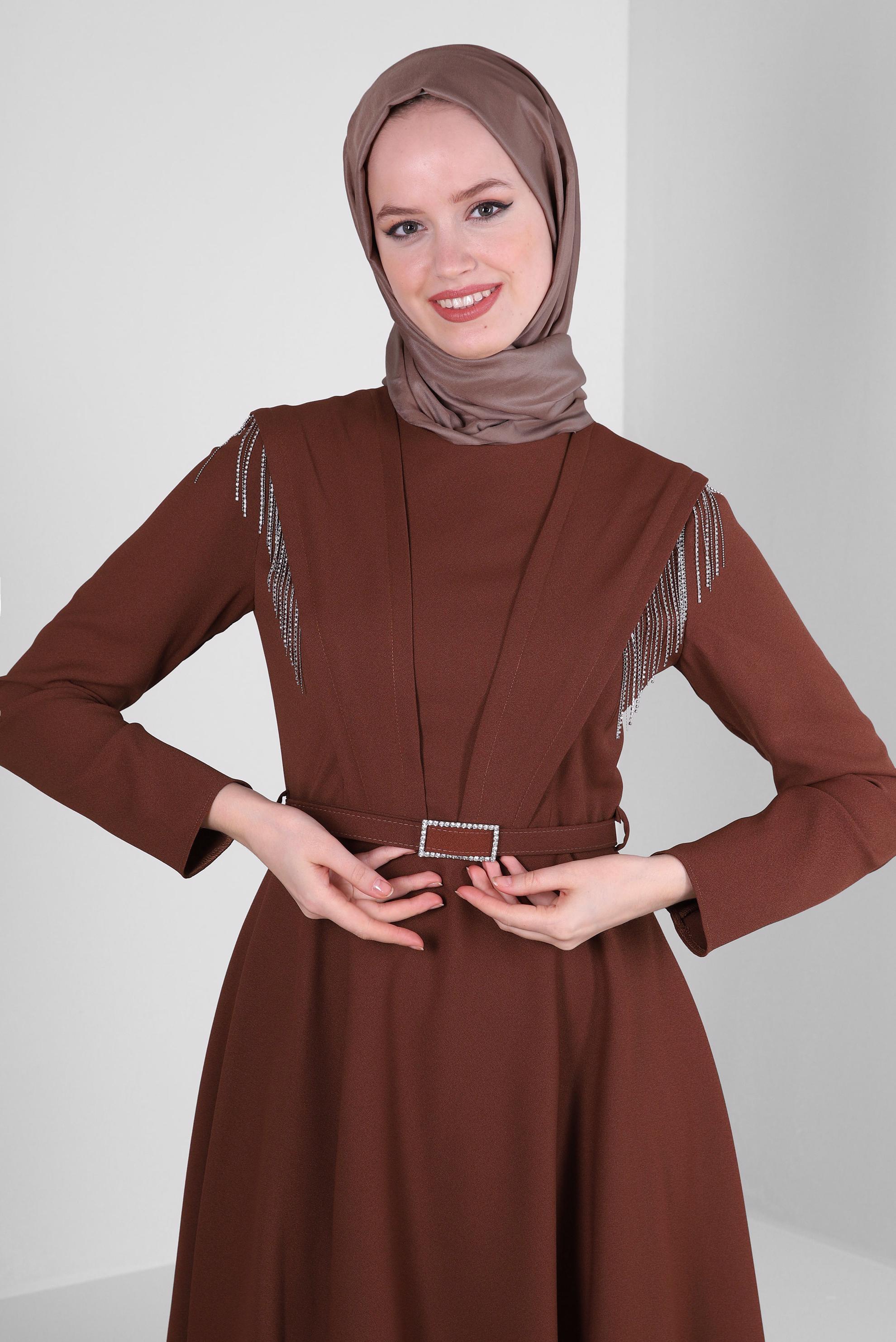 Tesettür giyim TABA ZİNCİR DETAYLI KEMERLİ KREP ELBİSE 43589