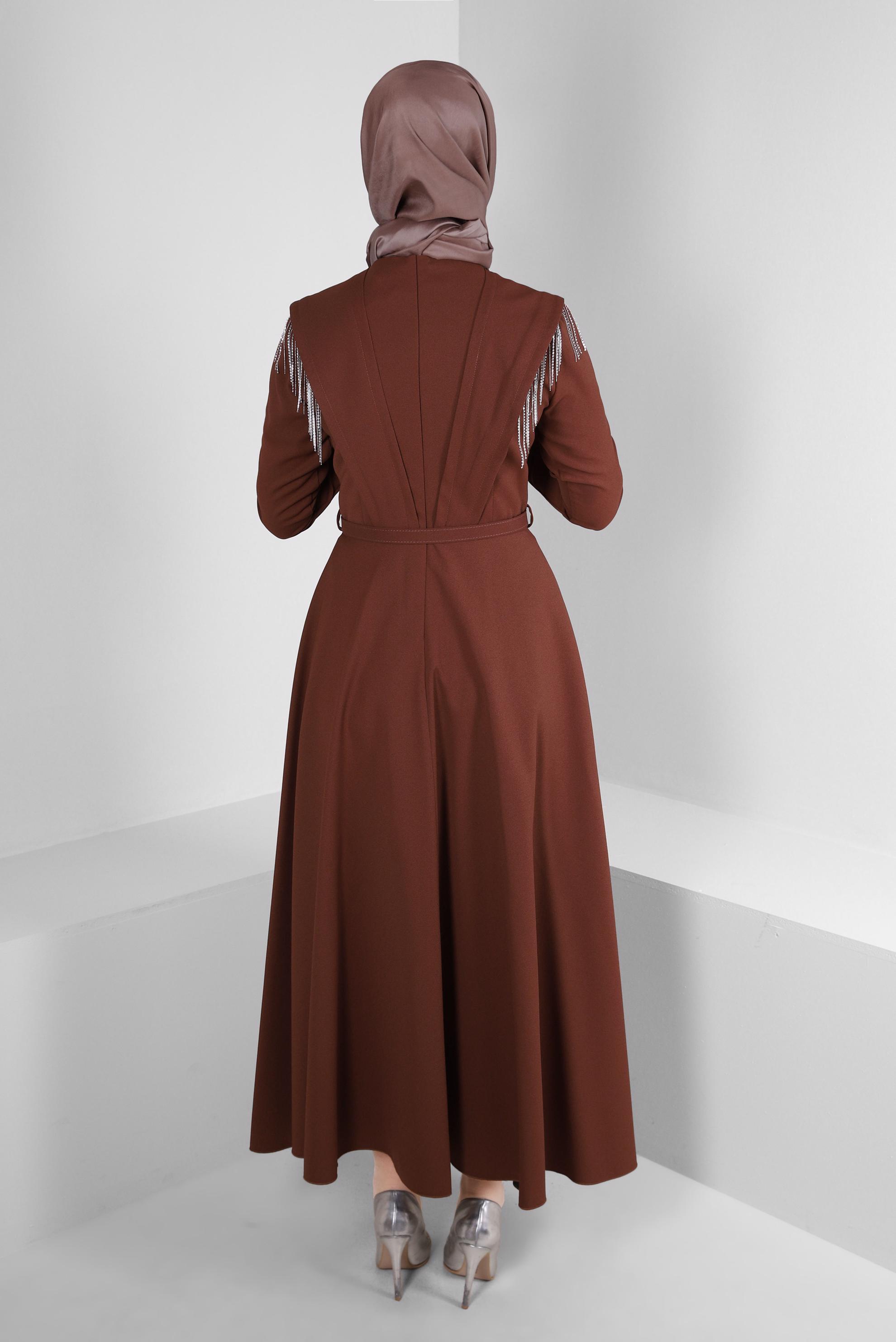 Tesettür giyim TABA ZİNCİR DETAYLI KEMERLİ KREP ELBİSE 43589