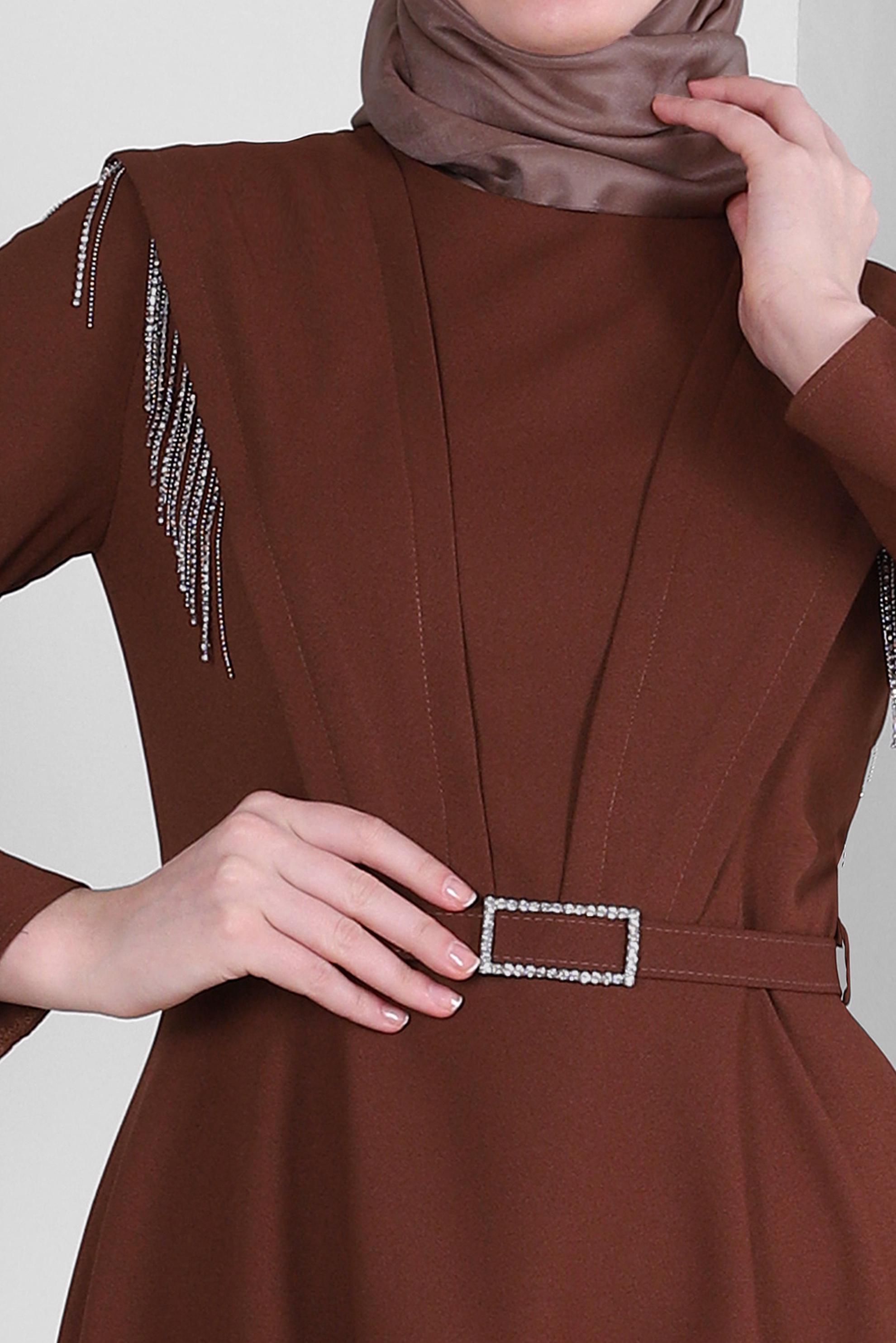 Tesettür giyim TABA ZİNCİR DETAYLI KEMERLİ KREP ELBİSE 43589