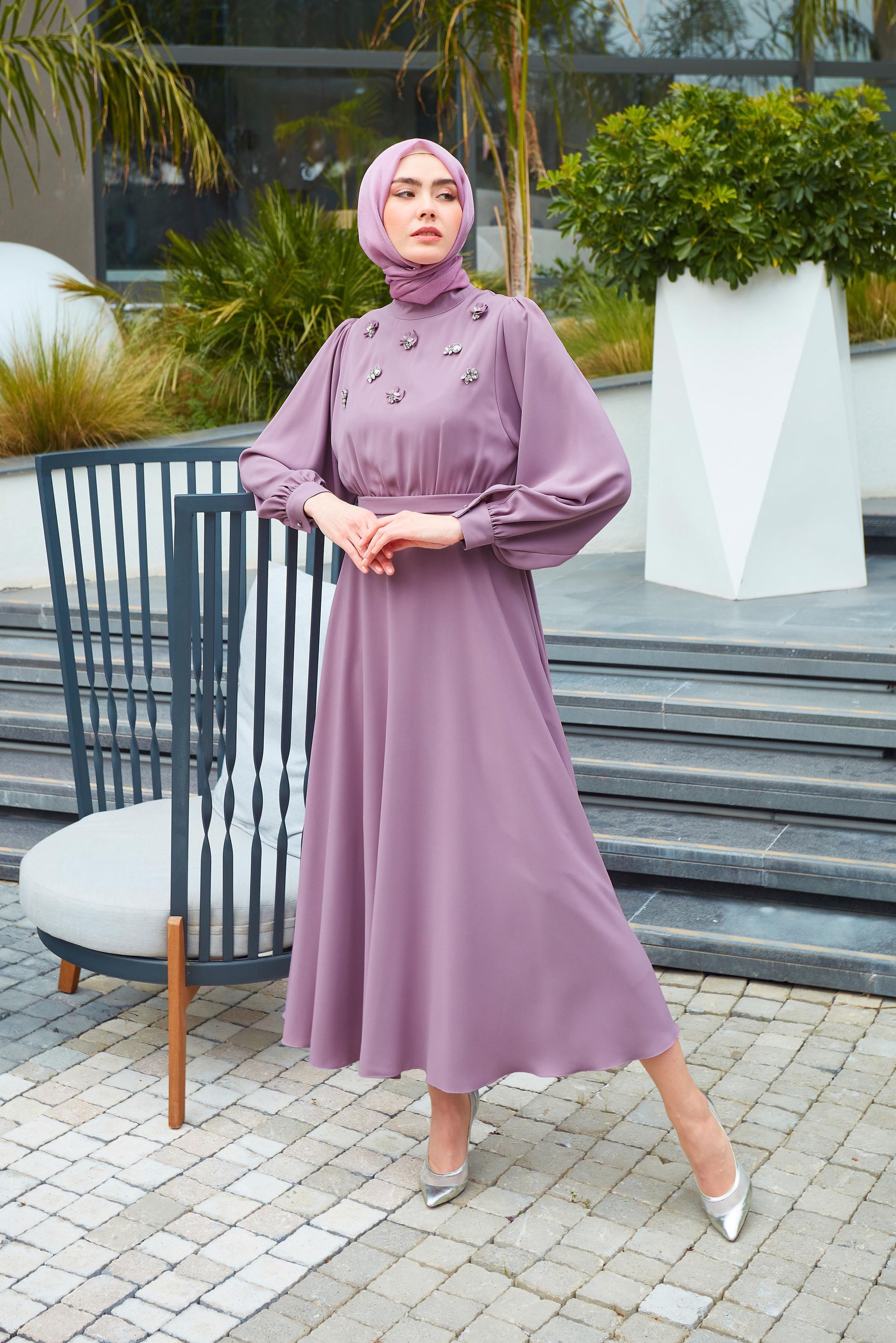 Tesettür giyim MOR TAŞ İŞLEMELİ BALON KOL ELBİSE 43590