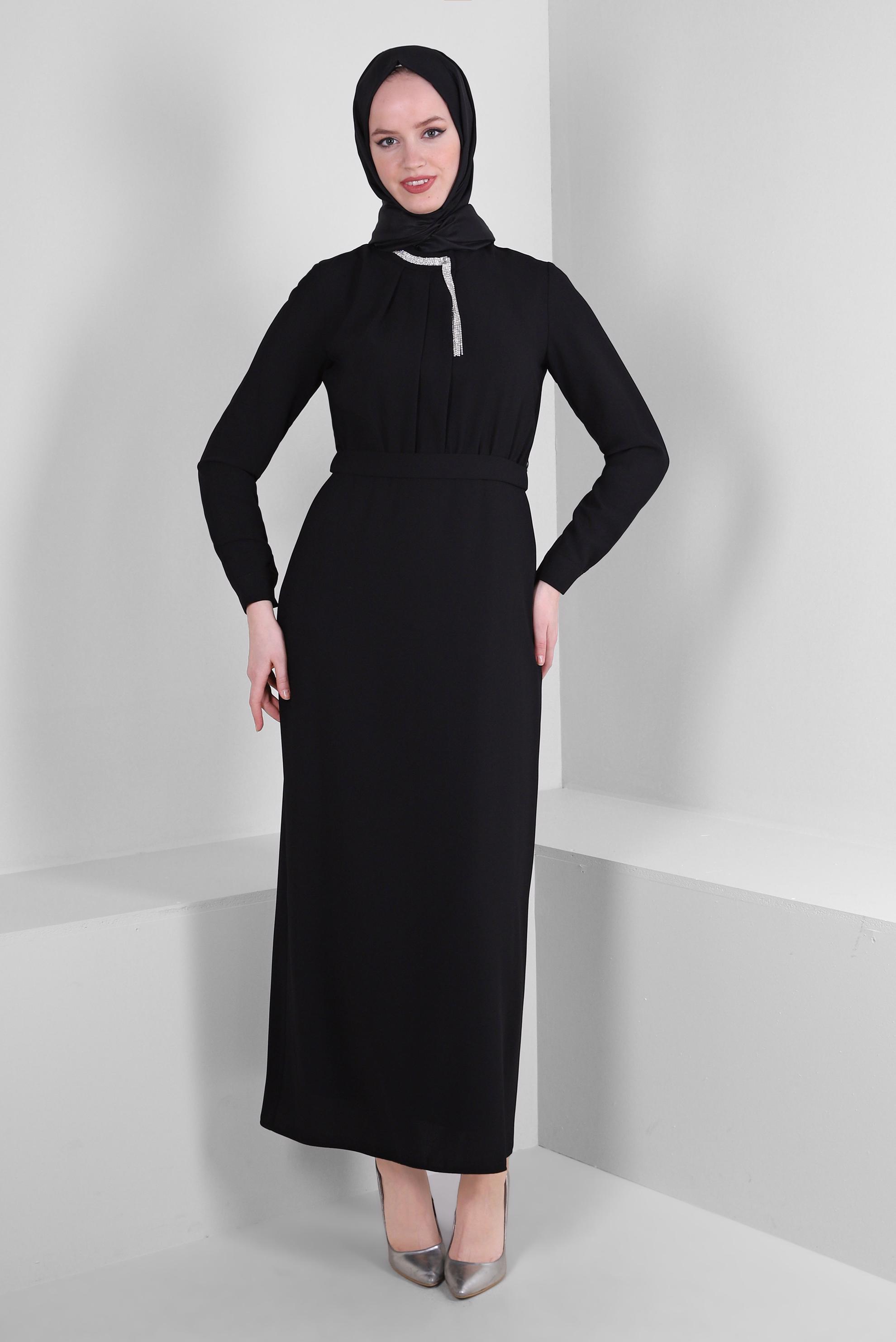 Tesettür giyim SİYAH YAKASI TAŞ DETAYLI KREP ELBİSE 43614