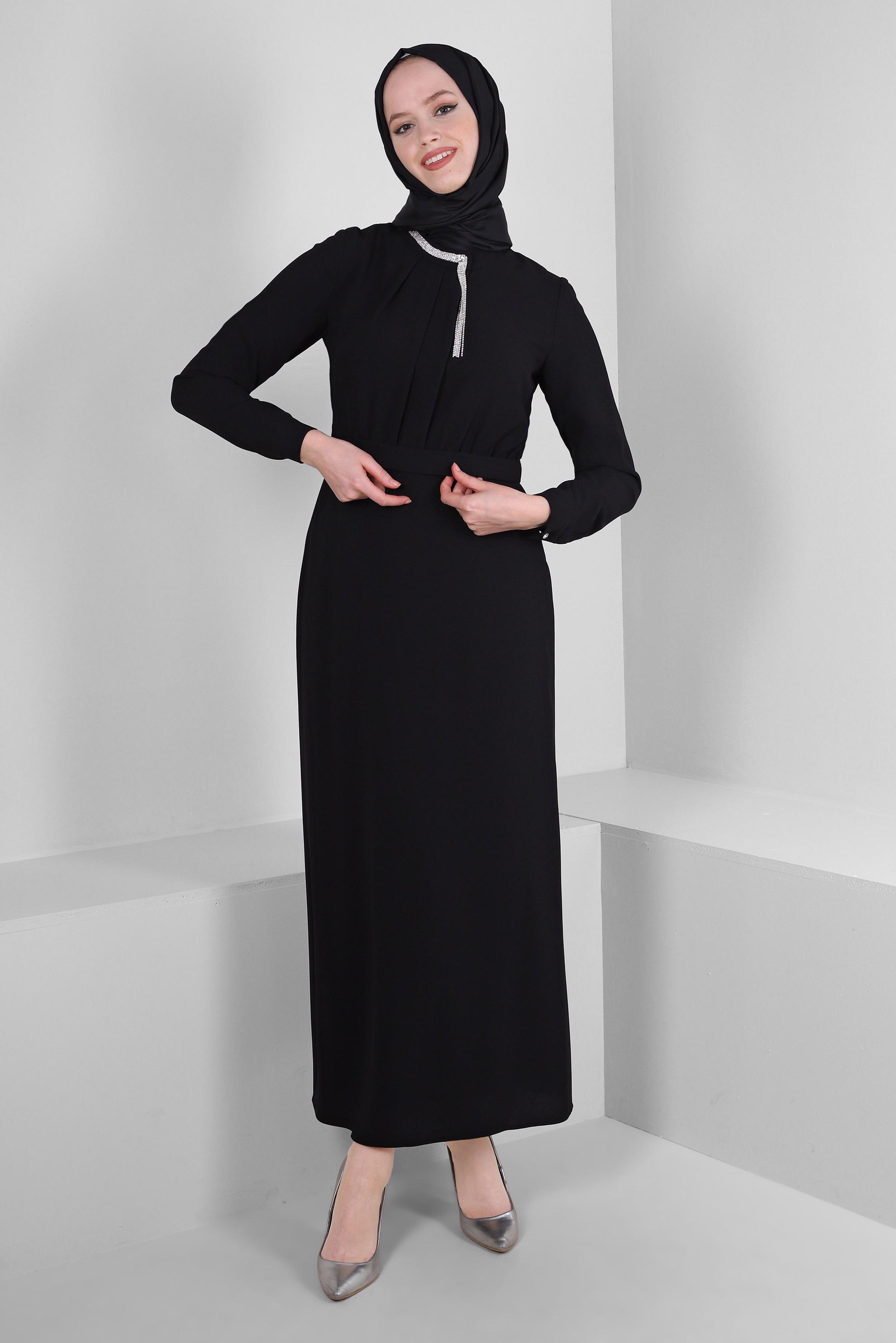 Tesettür giyim SİYAH YAKASI TAŞ DETAYLI KREP ELBİSE 43614