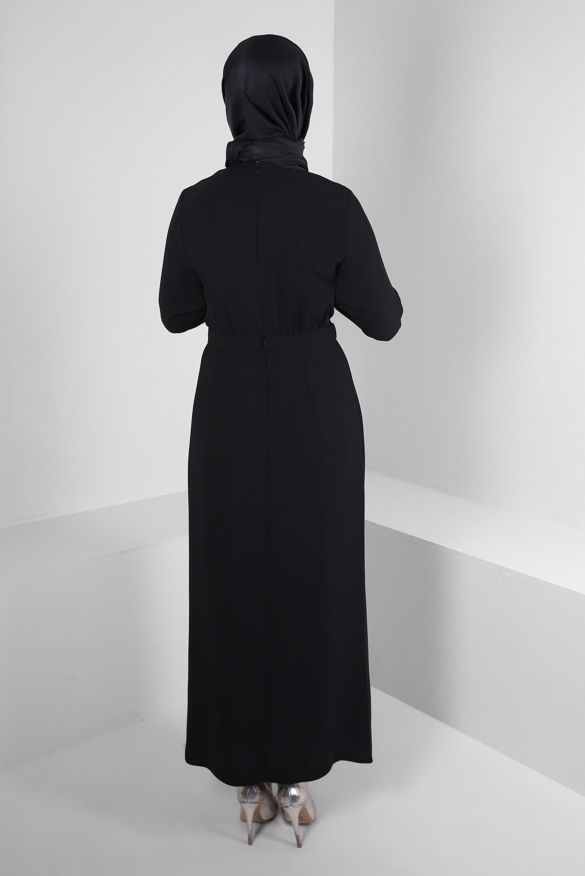 Tesettür giyim SİYAH YAKASI TAŞ DETAYLI KREP ELBİSE 43614