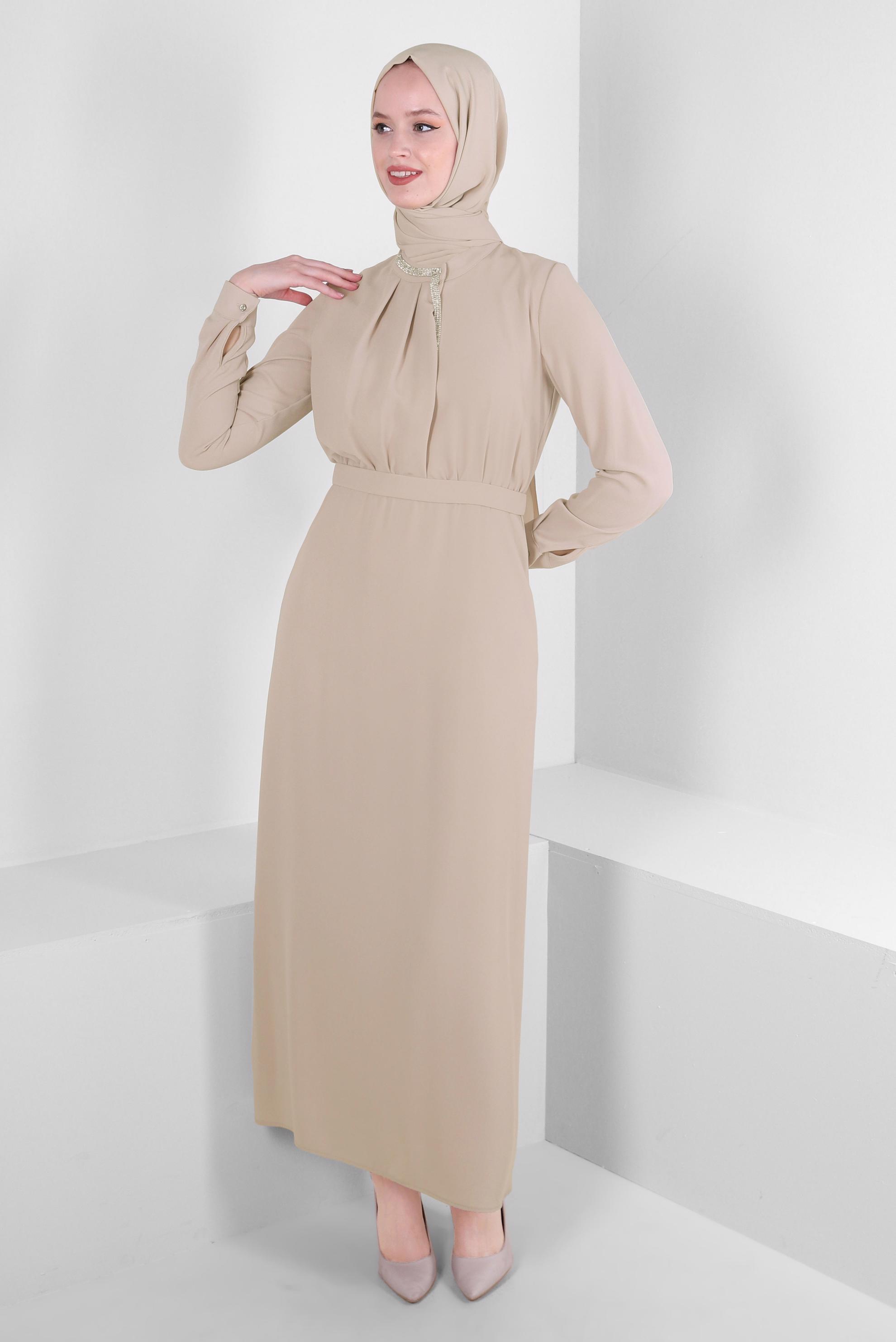 Tesettür giyim BEJ YAKASI TAŞ DETAYLI KREP ELBİSE 43614