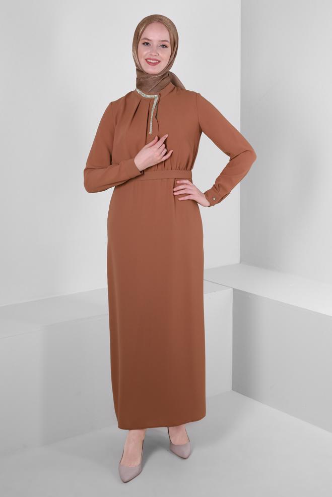 Tesettür giyim KAHVE YAKASI TAŞ DETAYLI KREP ELBİSE 43614 - ALVİNA
