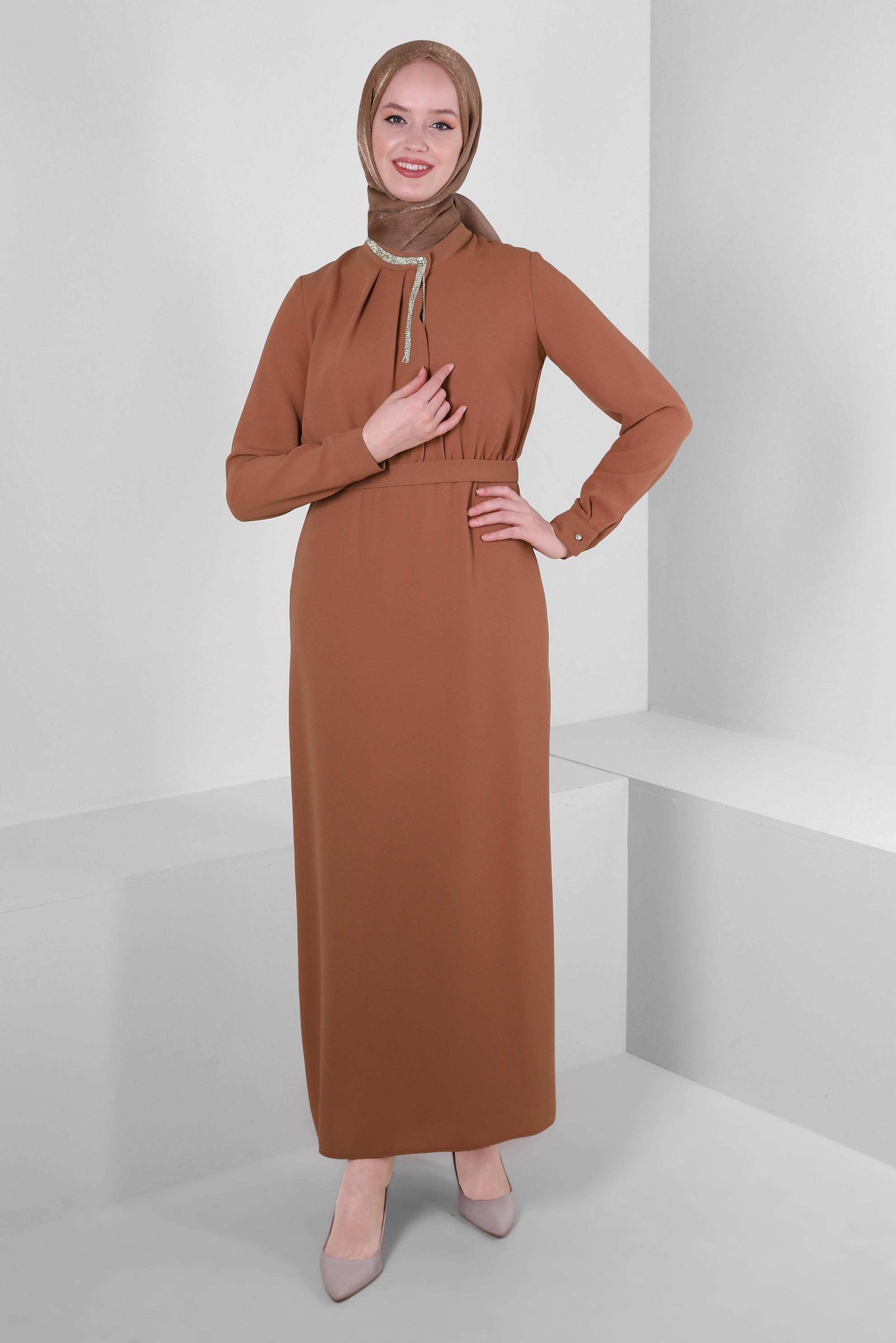 Tesettür giyim KAHVE YAKASI TAŞ DETAYLI KREP ELBİSE 43614