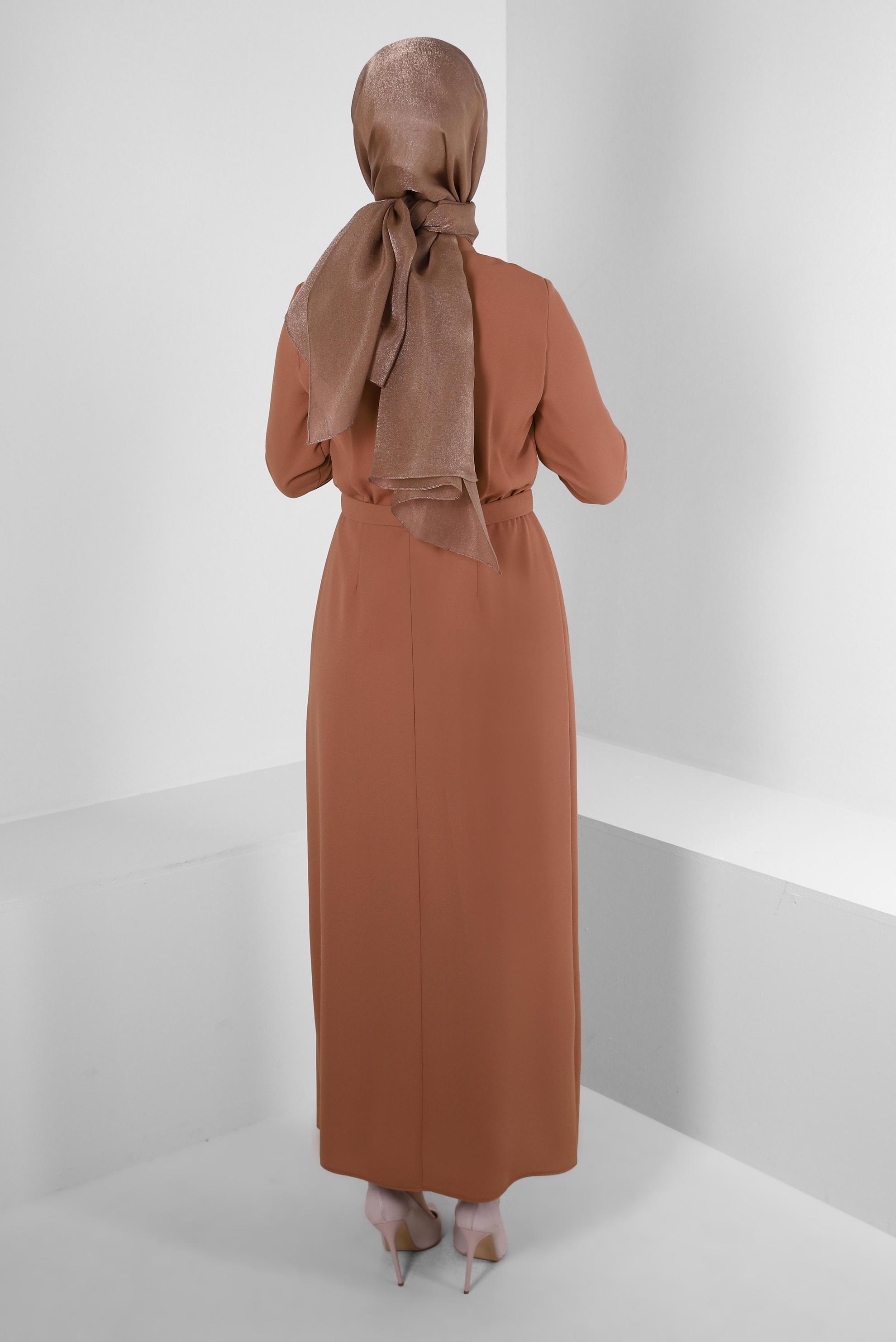 Tesettür giyim KAHVE YAKASI TAŞ DETAYLI KREP ELBİSE 43614