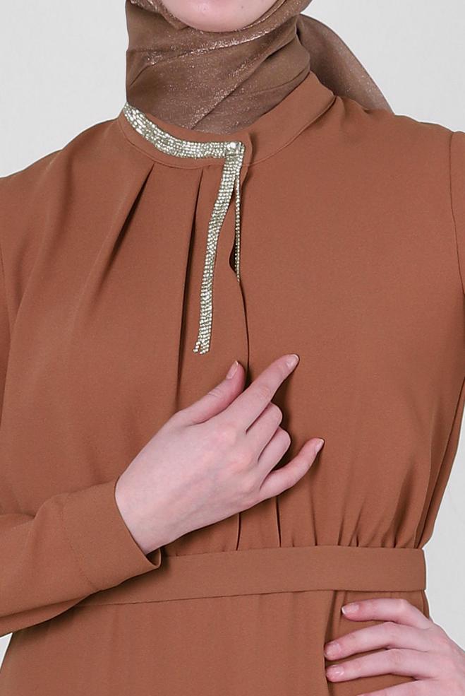 Tesettür giyim KAHVE YAKASI TAŞ DETAYLI KREP ELBİSE 43614 - ALVİNA