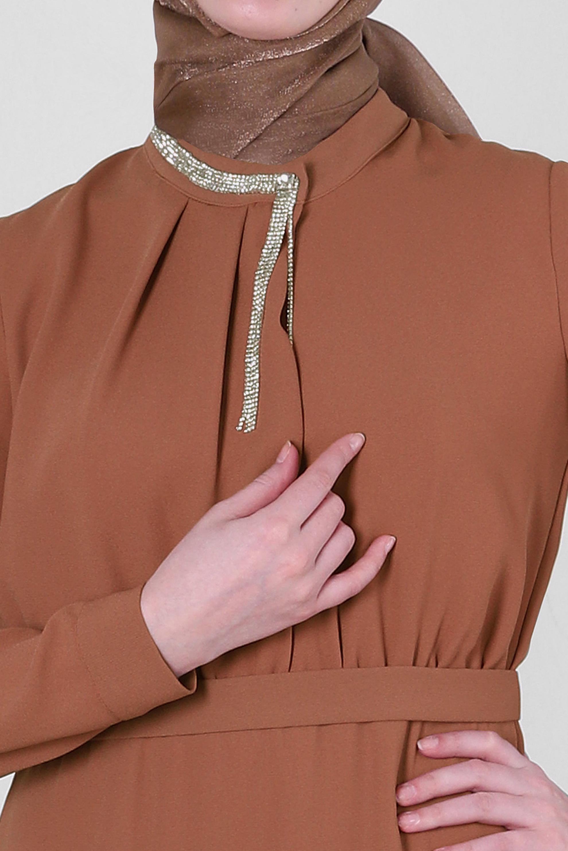 Tesettür giyim KAHVE YAKASI TAŞ DETAYLI KREP ELBİSE 43614