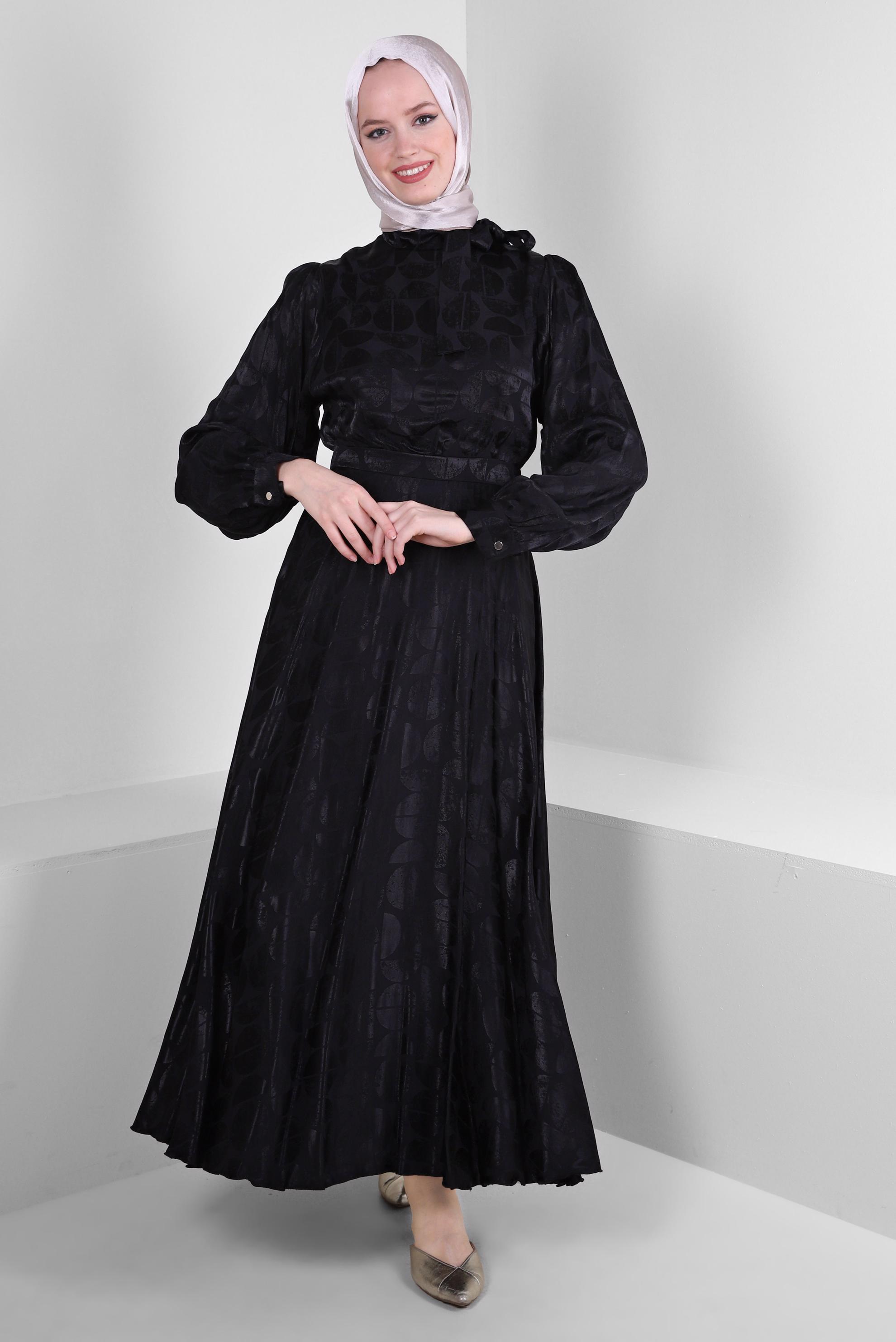 Tesettür giyim SİYAH YAKASI BAĞLAMALI SATEN JAKAR ELBİSE 43616