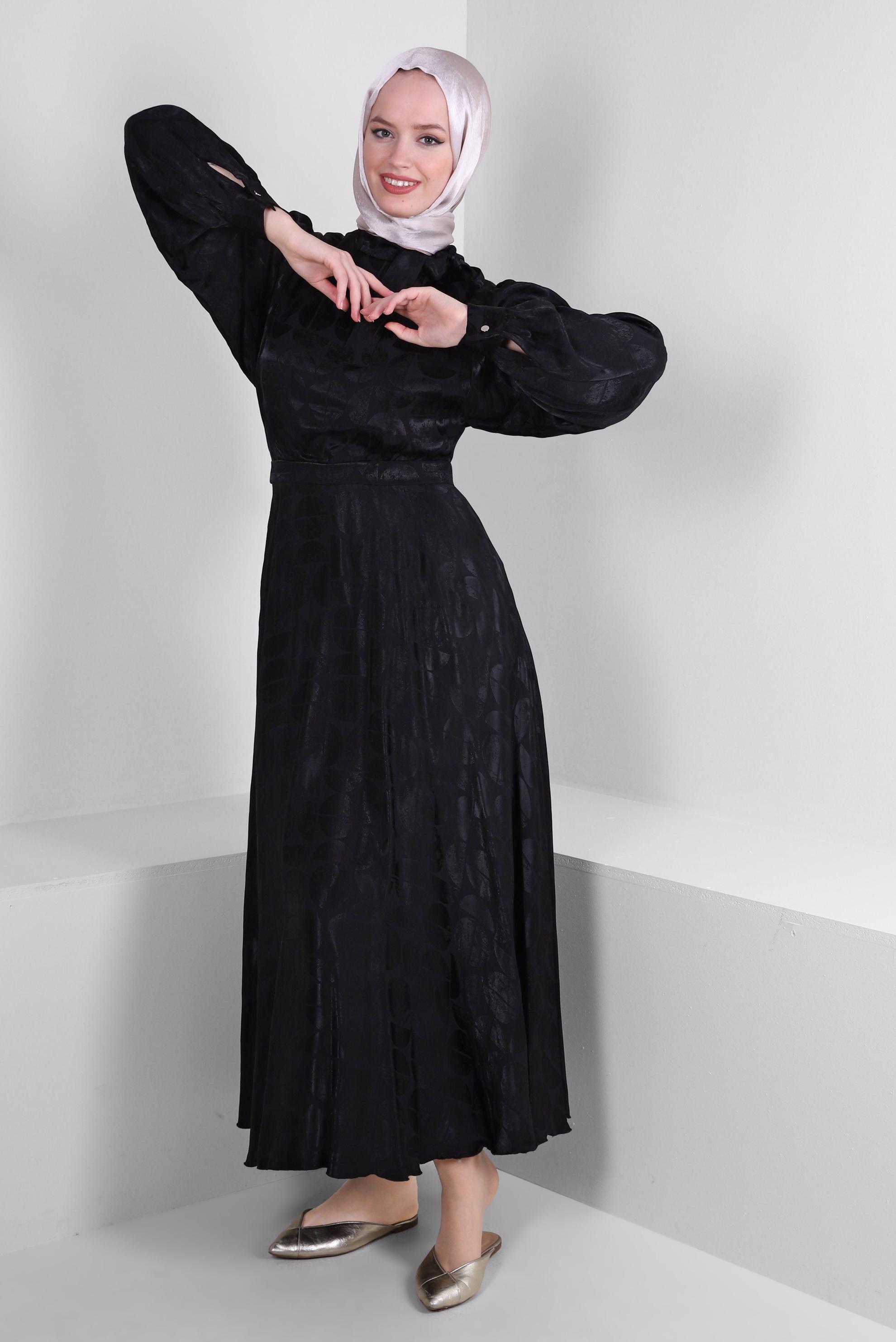 Tesettür giyim SİYAH YAKASI BAĞLAMALI SATEN JAKAR ELBİSE 43616