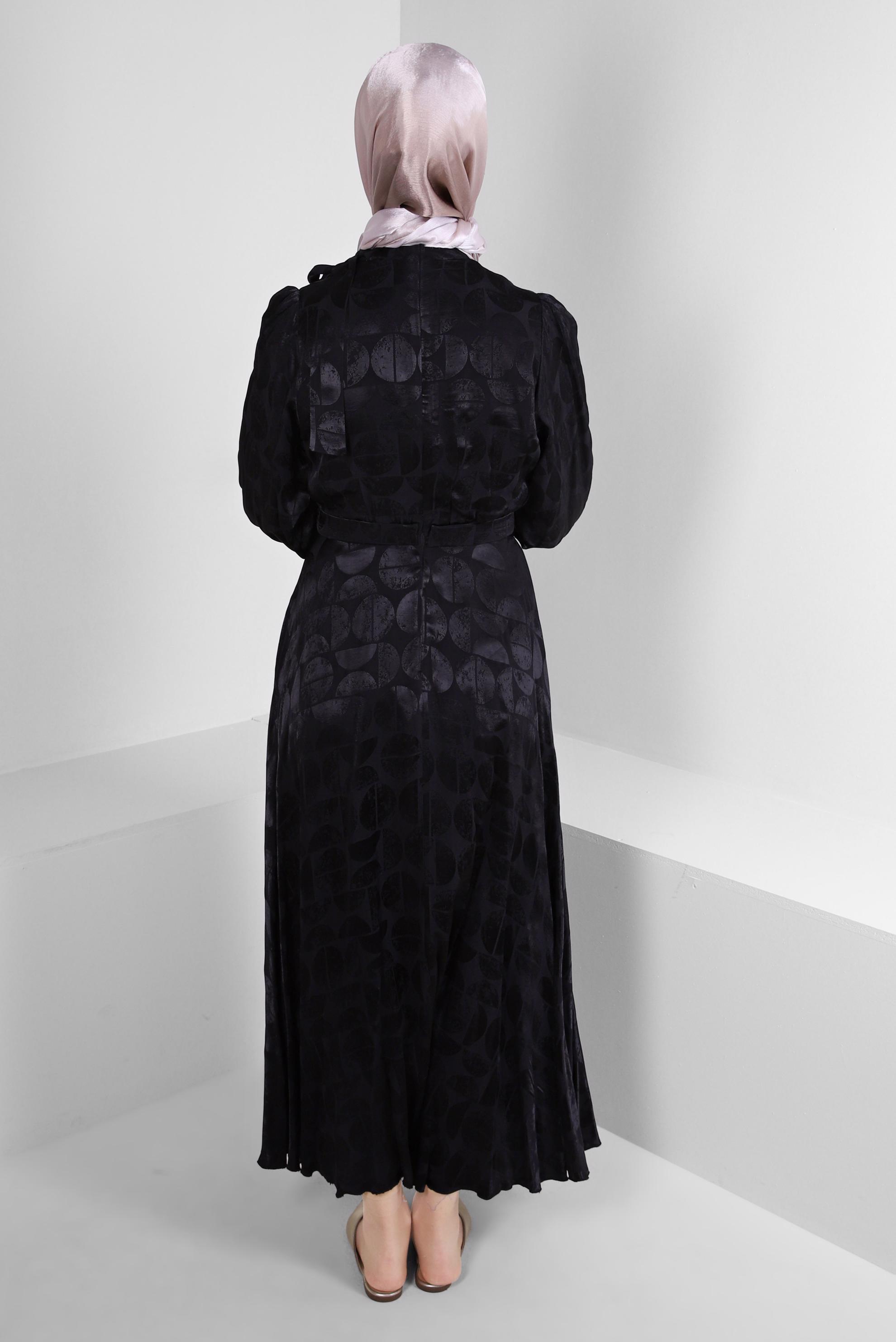 Tesettür giyim SİYAH YAKASI BAĞLAMALI SATEN JAKAR ELBİSE 43616