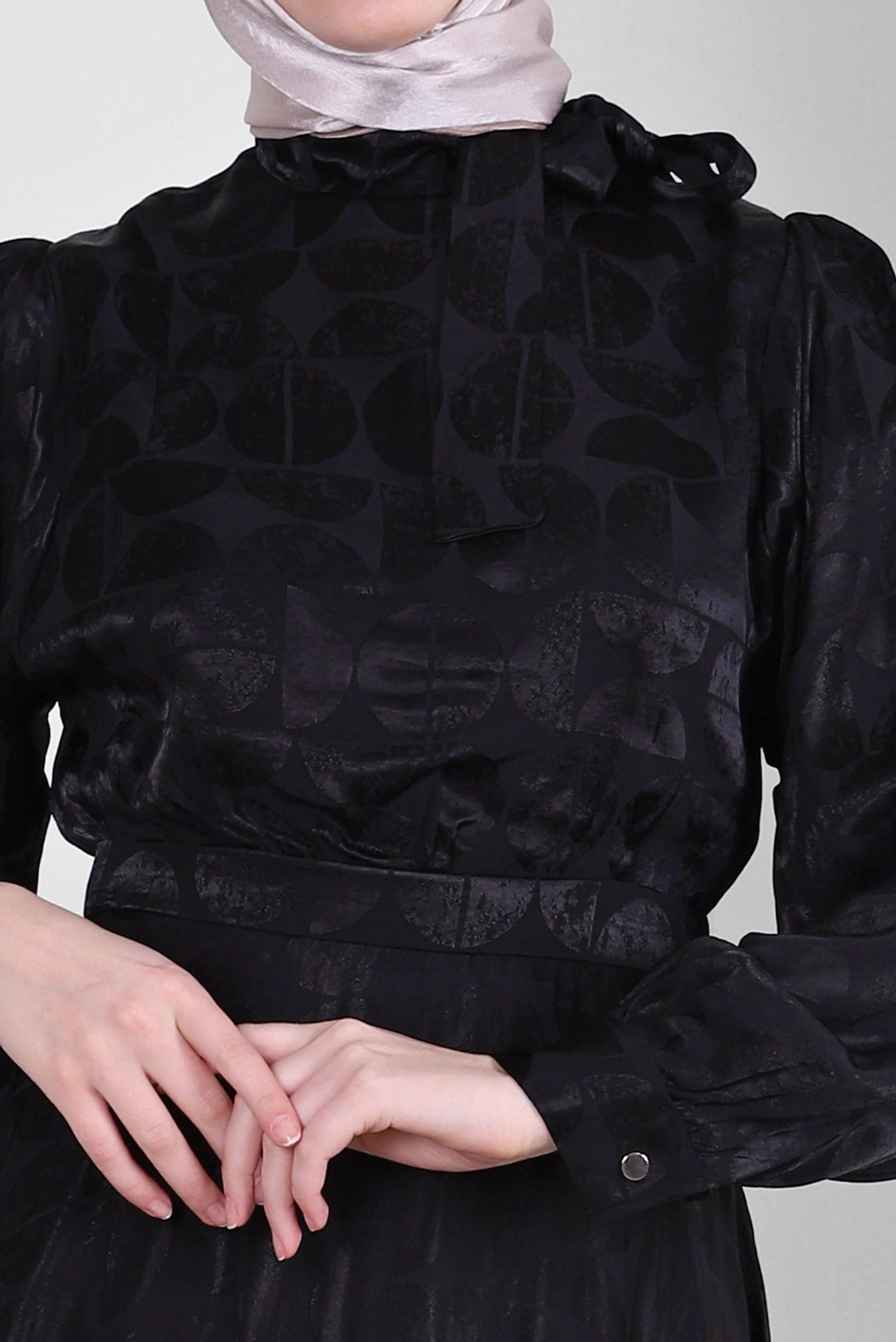 Tesettür giyim SİYAH YAKASI BAĞLAMALI SATEN JAKAR ELBİSE 43616