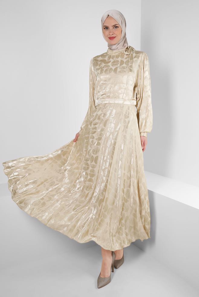 Tesettür giyim BEJ YAKASI BAĞLAMALI SATEN JAKAR ELBİSE 43616 - ALVİNA