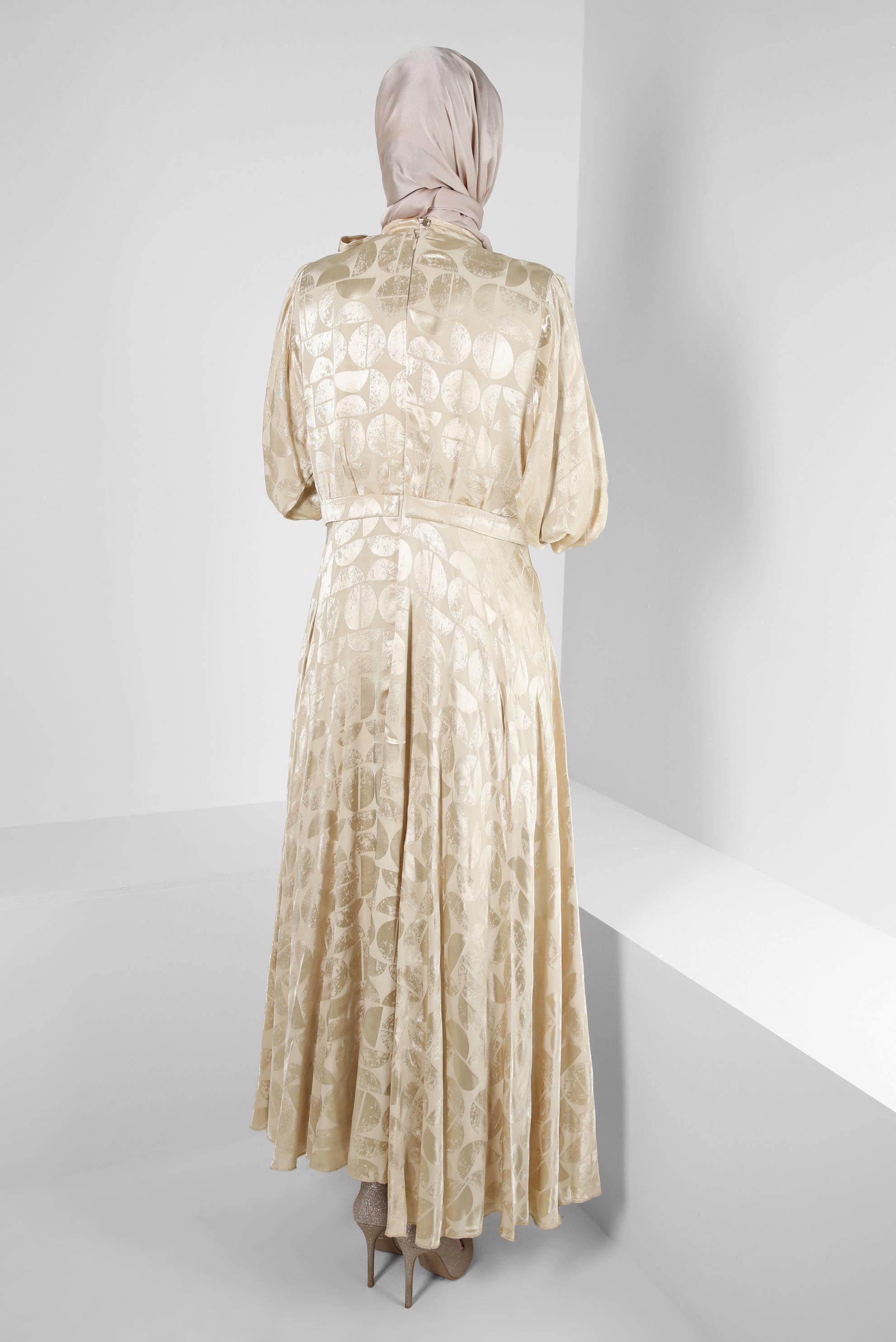 Tesettür giyim BEJ YAKASI BAĞLAMALI SATEN JAKAR ELBİSE 43616