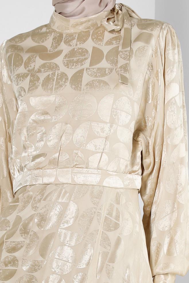 Tesettür giyim BEJ YAKASI BAĞLAMALI SATEN JAKAR ELBİSE 43616 - ALVİNA