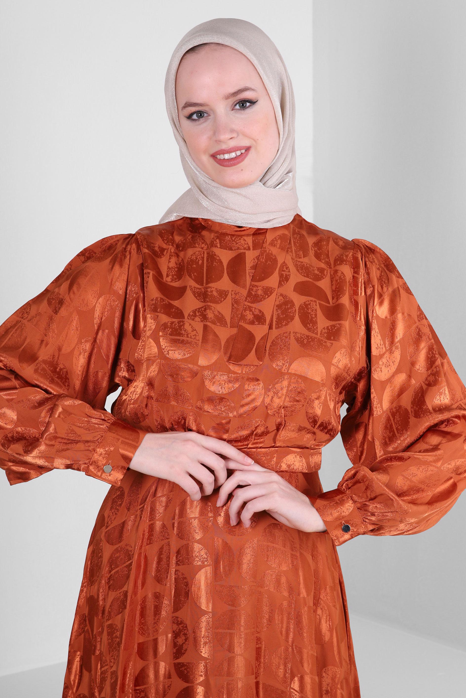 Tesettür giyim TURUNCU YAKASI BAĞLAMALI SATEN JAKAR ELBİSE 43616