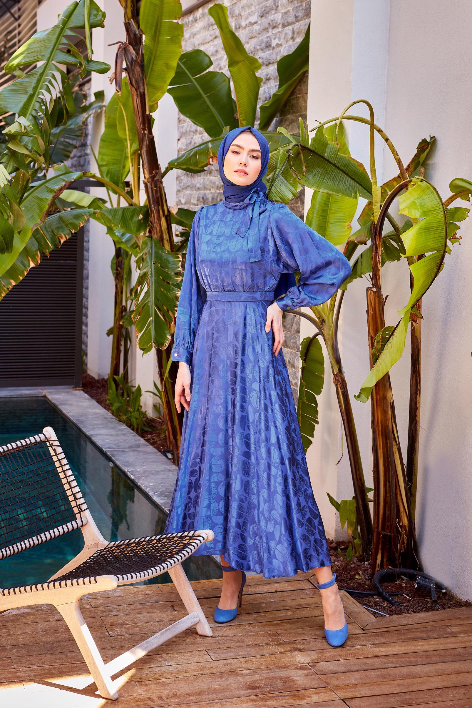 Tesettür giyim LACİVERT YAKASI BAĞLAMALI SATEN JAKAR ELBİSE 43616