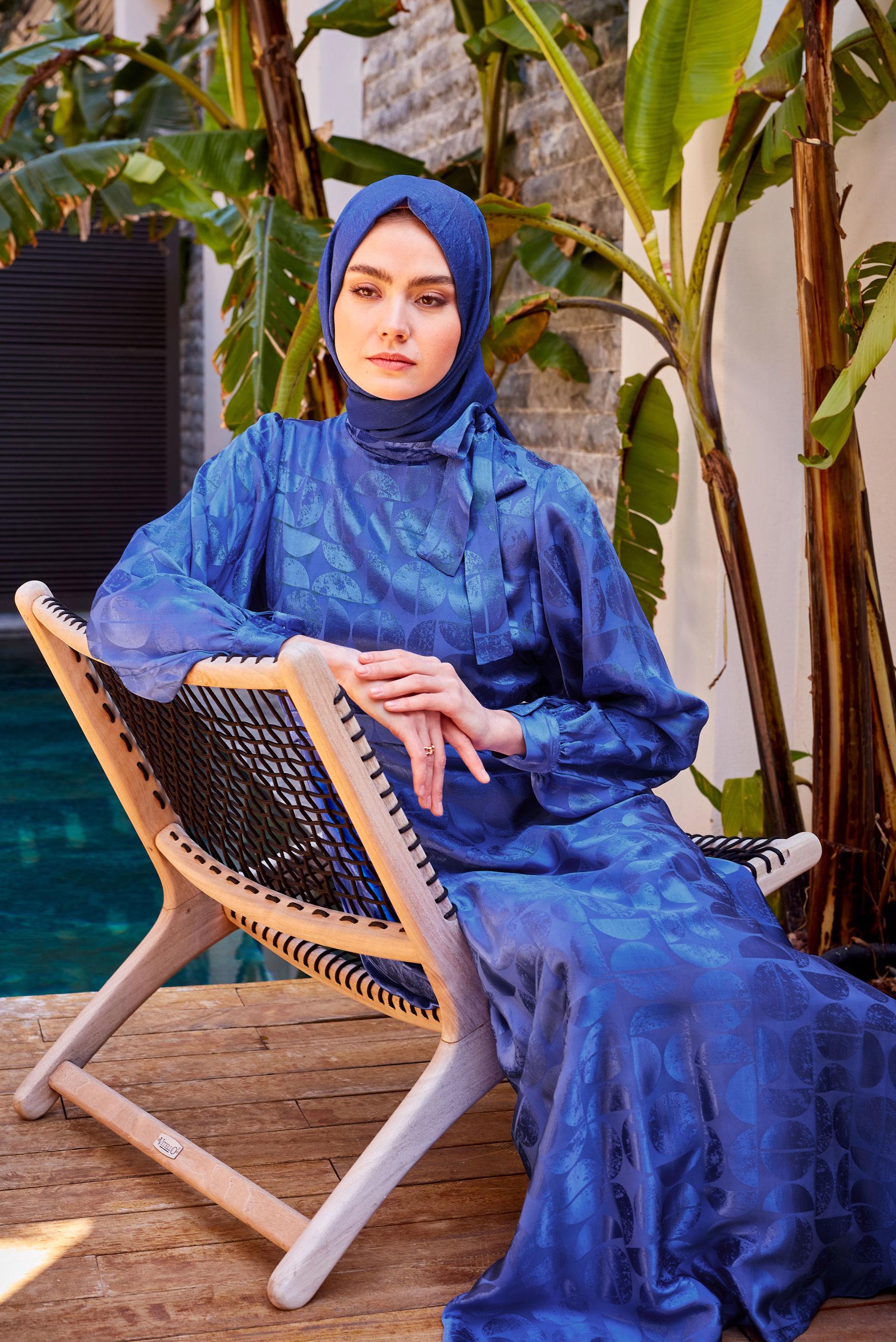 Tesettür giyim LACİVERT YAKASI BAĞLAMALI SATEN JAKAR ELBİSE 43616