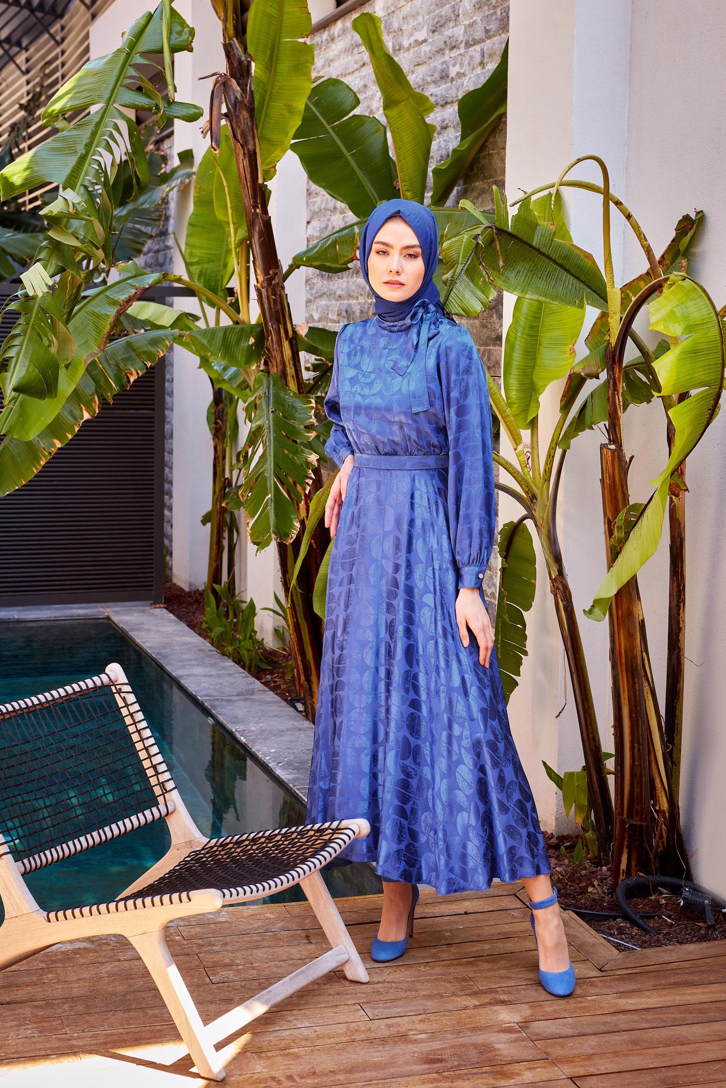 Tesettür giyim LACİVERT YAKASI BAĞLAMALI SATEN JAKAR ELBİSE 43616