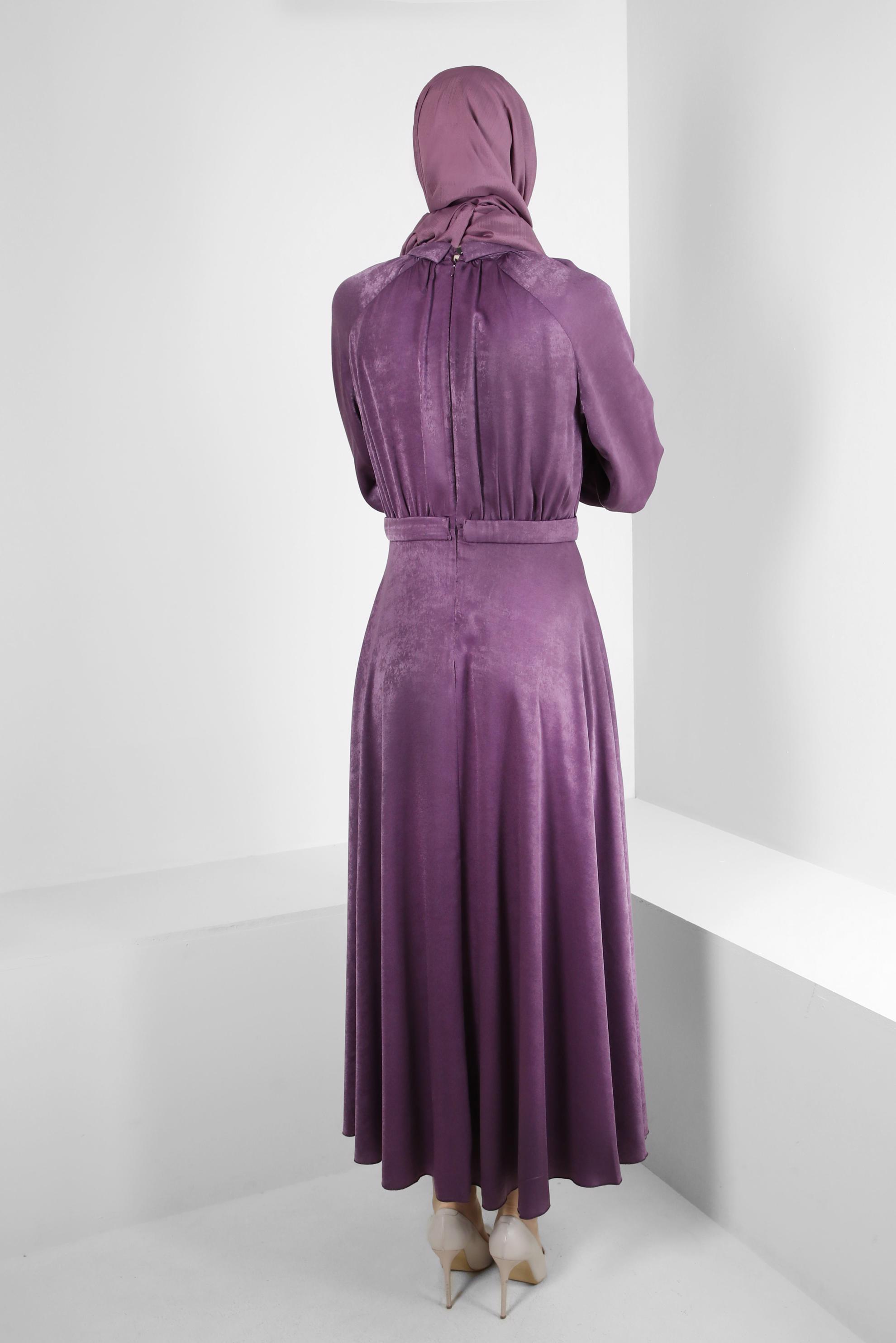 Tesettür giyim MOR TAŞ DETAYLI ERKEK YAKA ELBİSE 43654