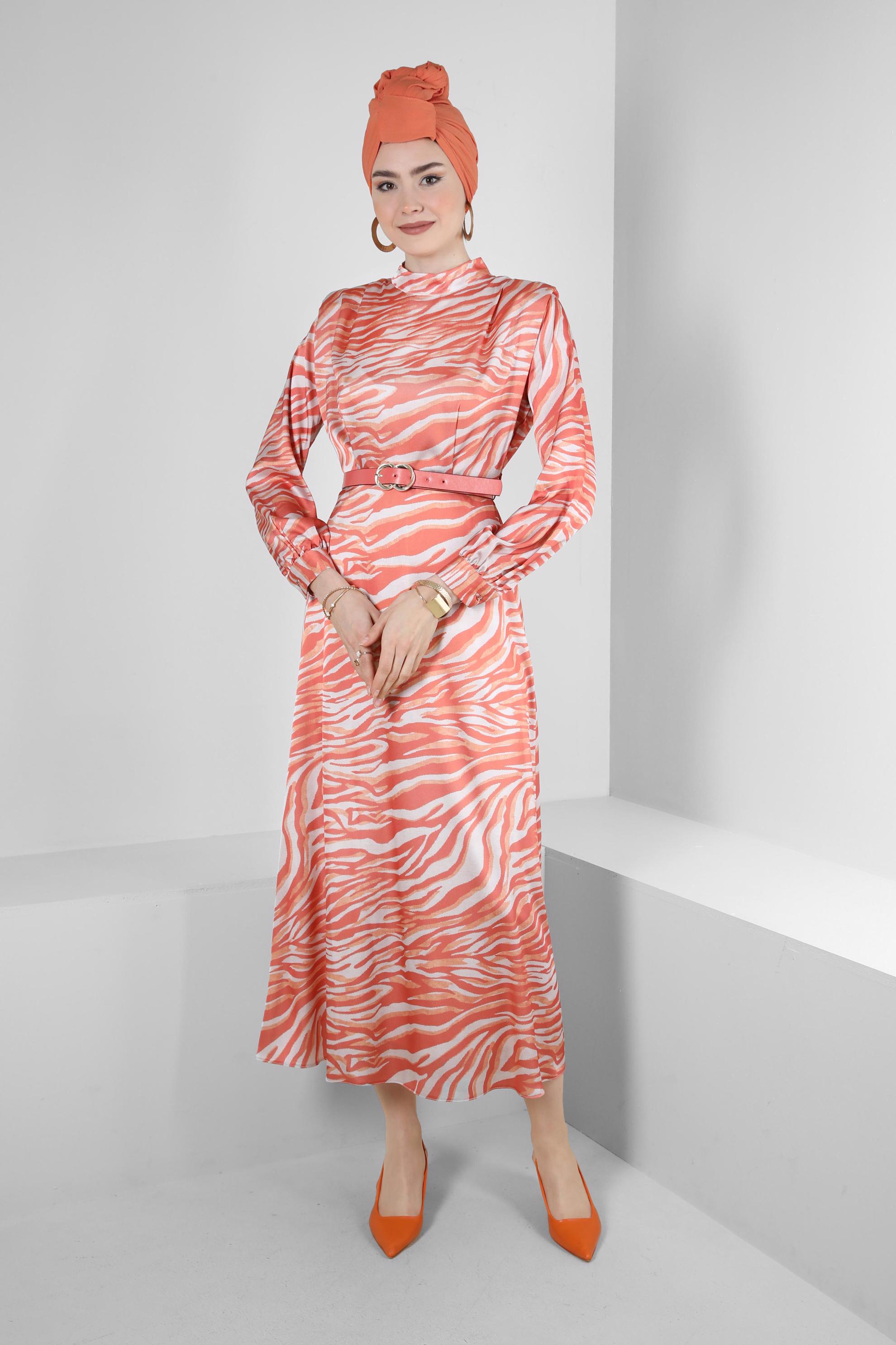 Tesettür giyim TURUNCU ZEBRA DESENLİ KEMERLİ SATEN ELBİSE 43656