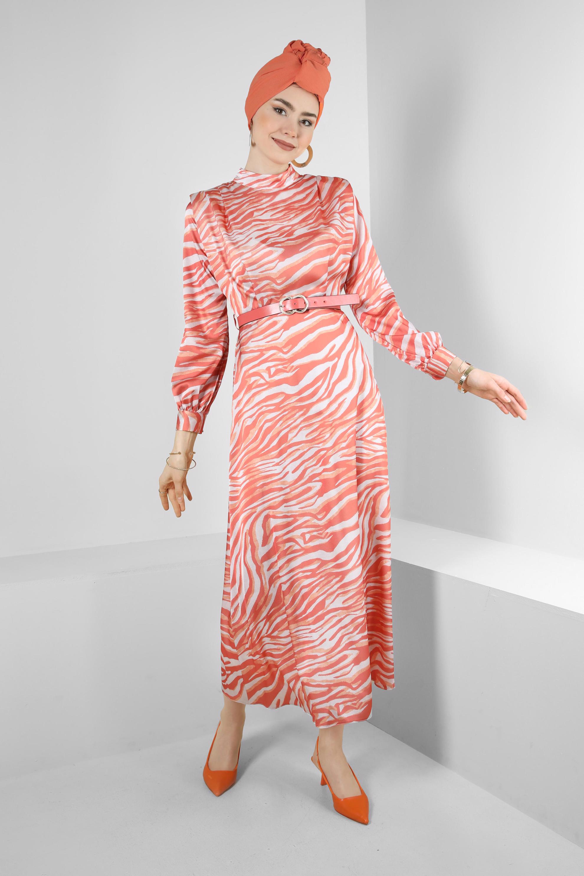 Tesettür giyim TURUNCU ZEBRA DESENLİ KEMERLİ SATEN ELBİSE 43656