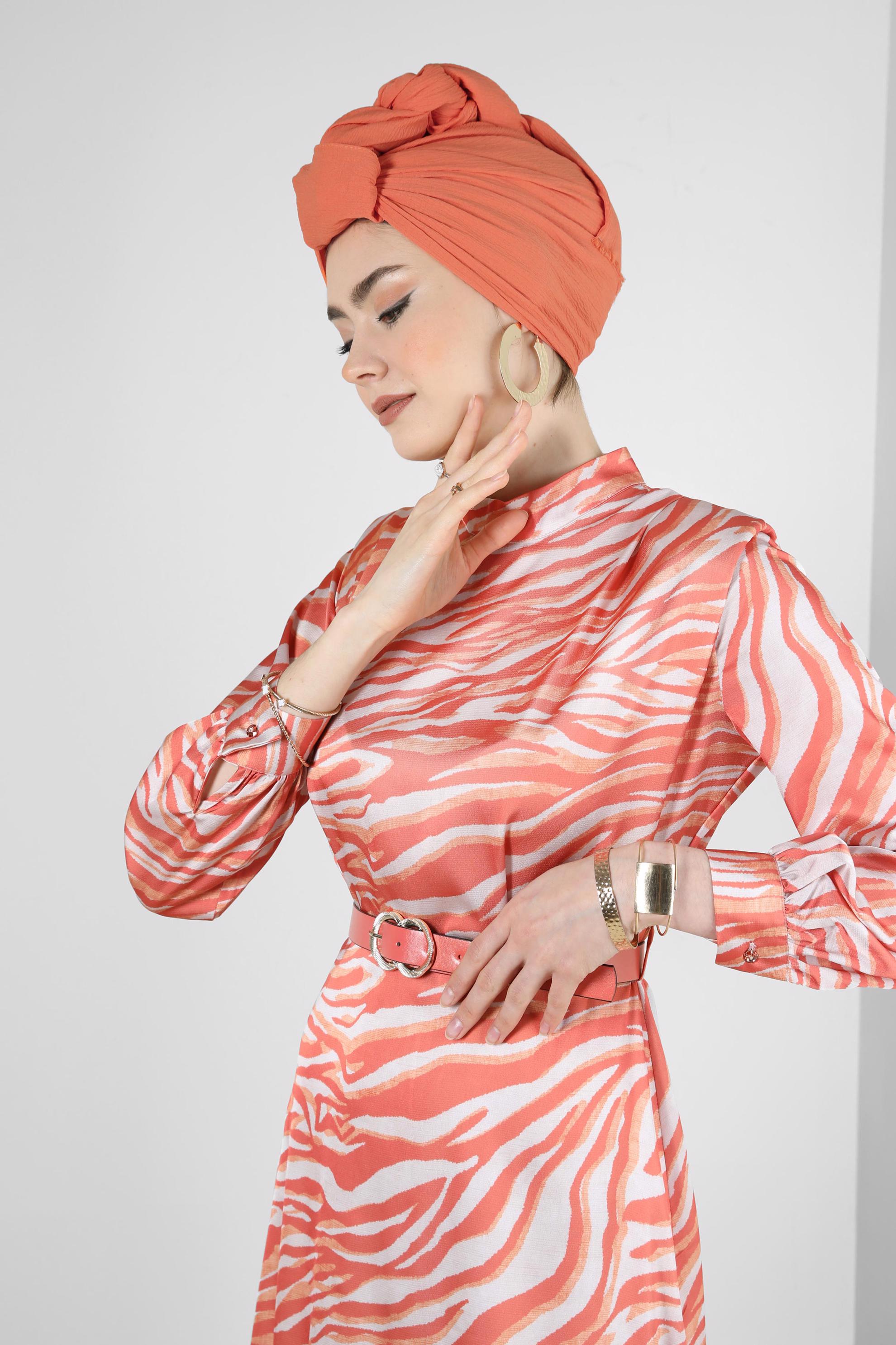 Tesettür giyim TURUNCU ZEBRA DESENLİ KEMERLİ SATEN ELBİSE 43656