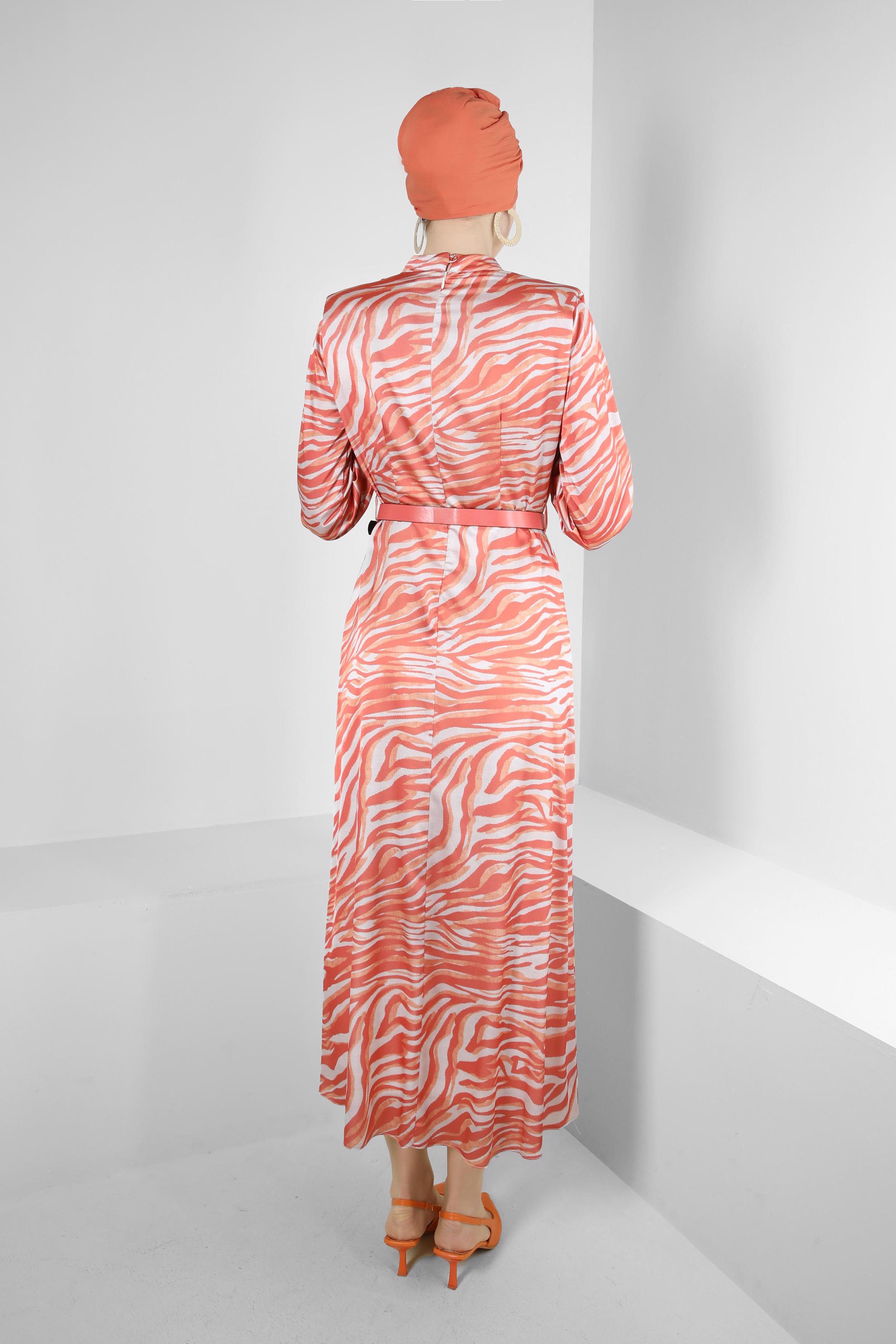 Tesettür giyim TURUNCU ZEBRA DESENLİ KEMERLİ SATEN ELBİSE 43656