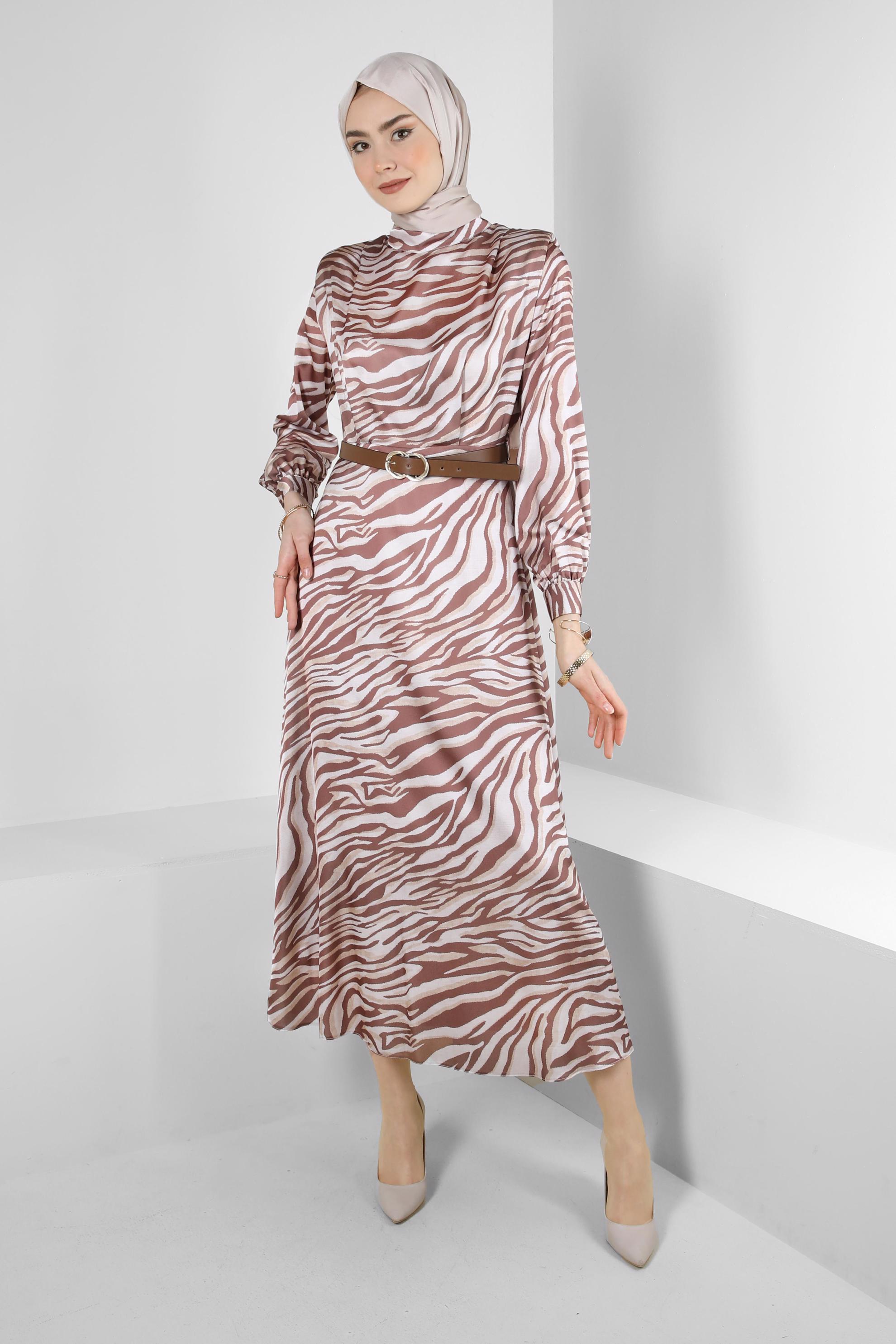Tesettür giyim VİZON ZEBRA DESENLİ KEMERLİ SATEN ELBİSE 43656
