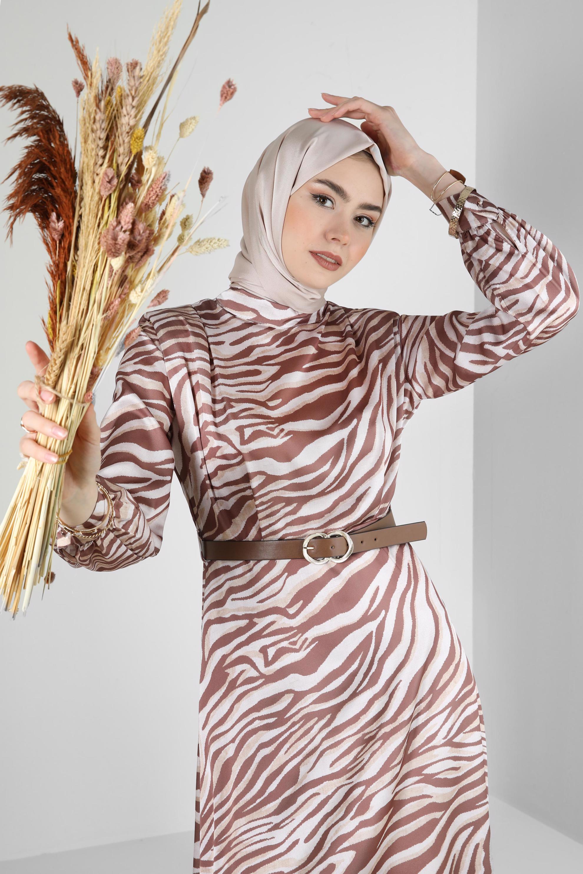 Tesettür giyim VİZON ZEBRA DESENLİ KEMERLİ SATEN ELBİSE 43656