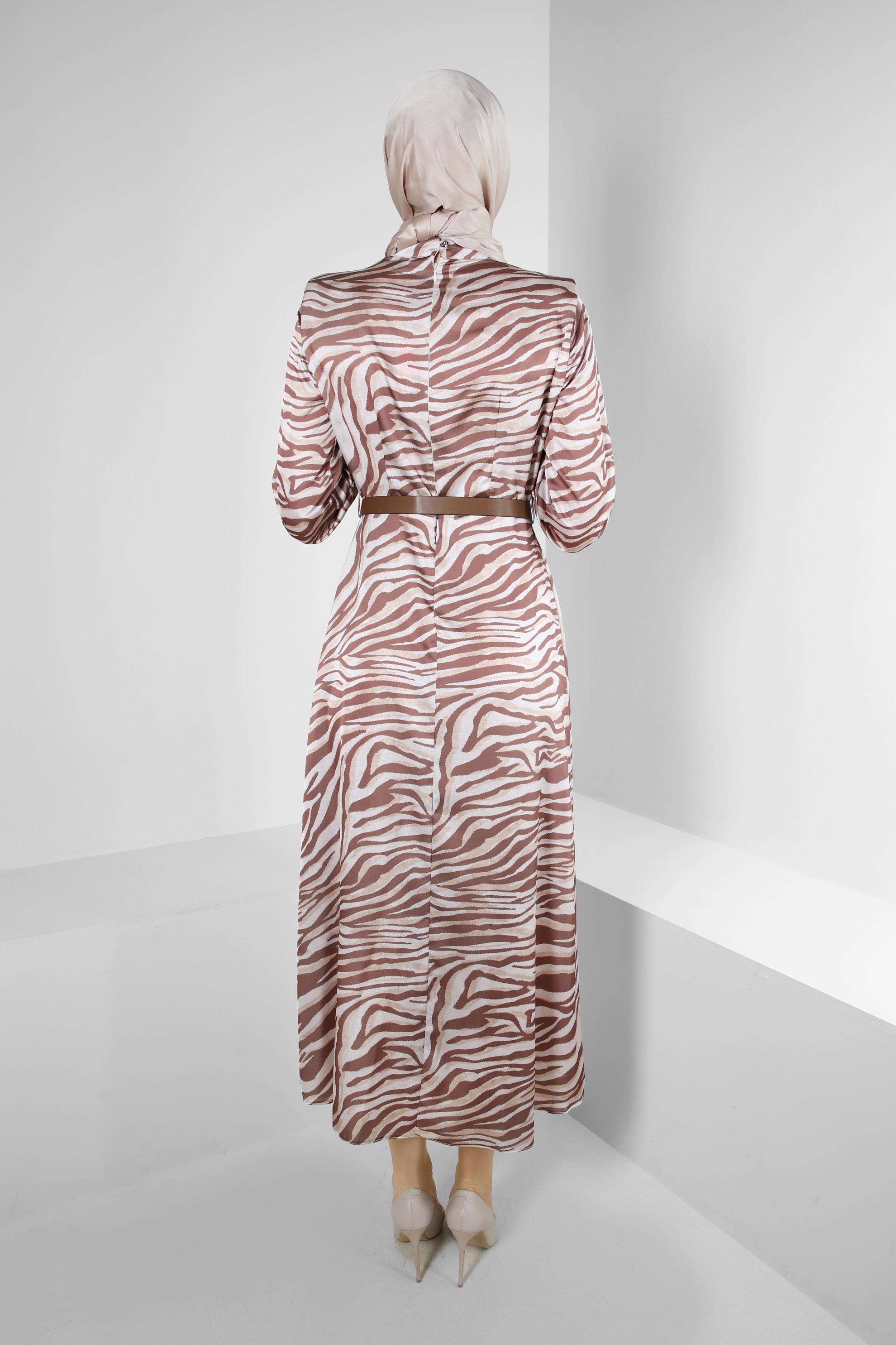 Tesettür giyim VİZON ZEBRA DESENLİ KEMERLİ SATEN ELBİSE 43656