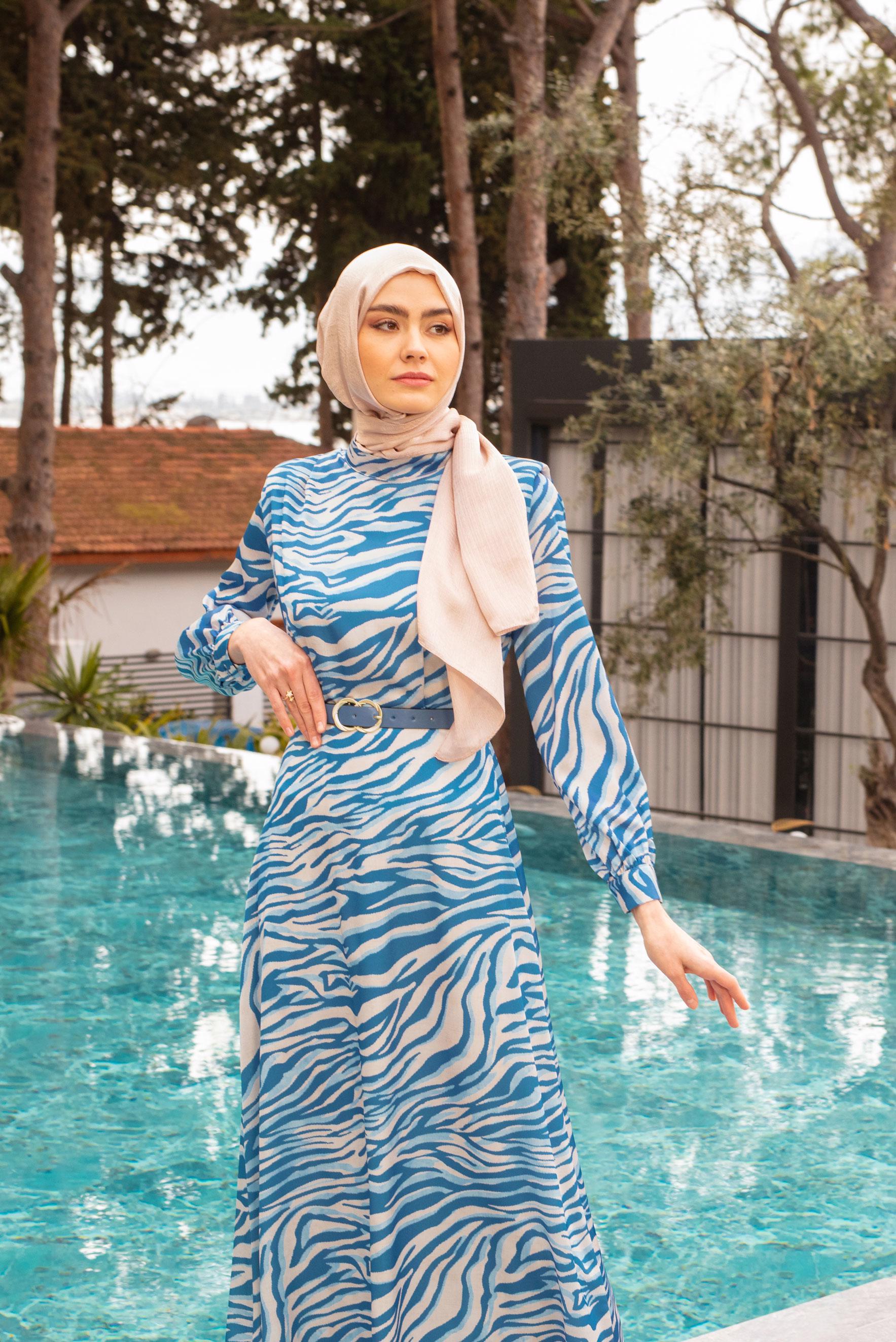 Tesettür giyim LACİVERT ZEBRA DESENLİ KEMERLİ SATEN ELBİSE 43656