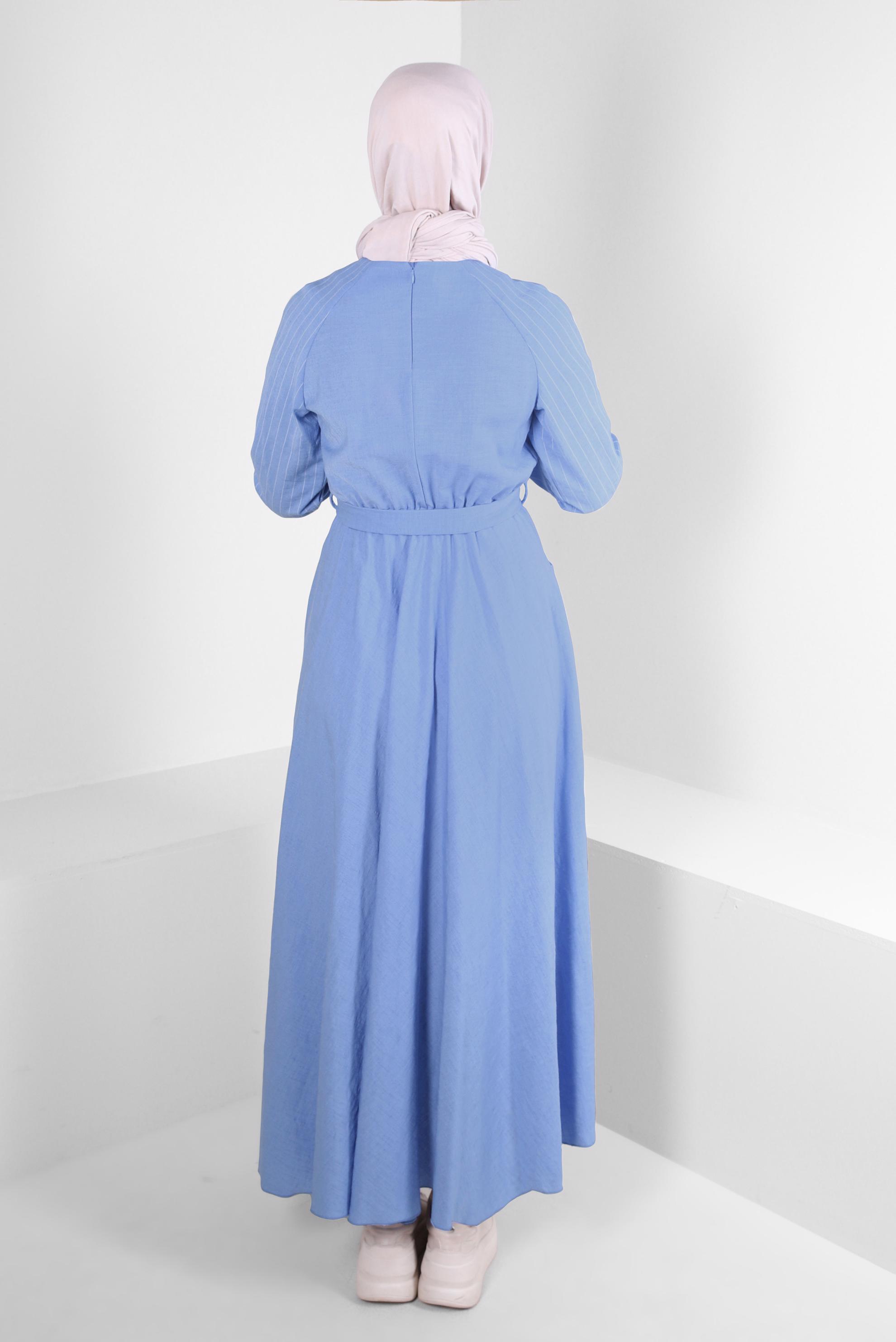 Tesettür giyim MAVİ MANŞETLERİ LASTİKLİ KUŞAKLI ELBİSE 43659