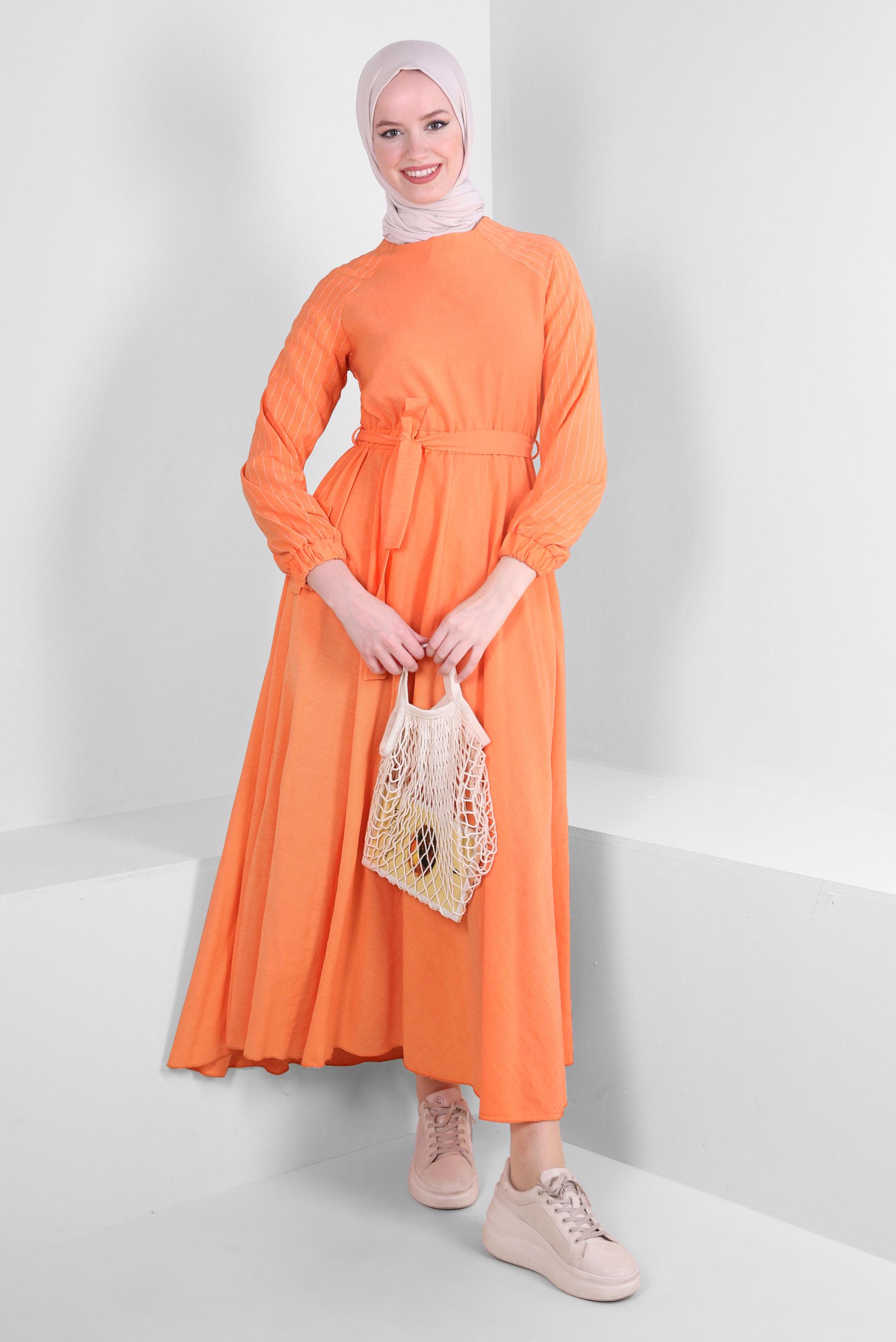 Tesettür giyim TURUNCU MANŞETLERİ LASTİKLİ KUŞAKLI ELBİSE 43659