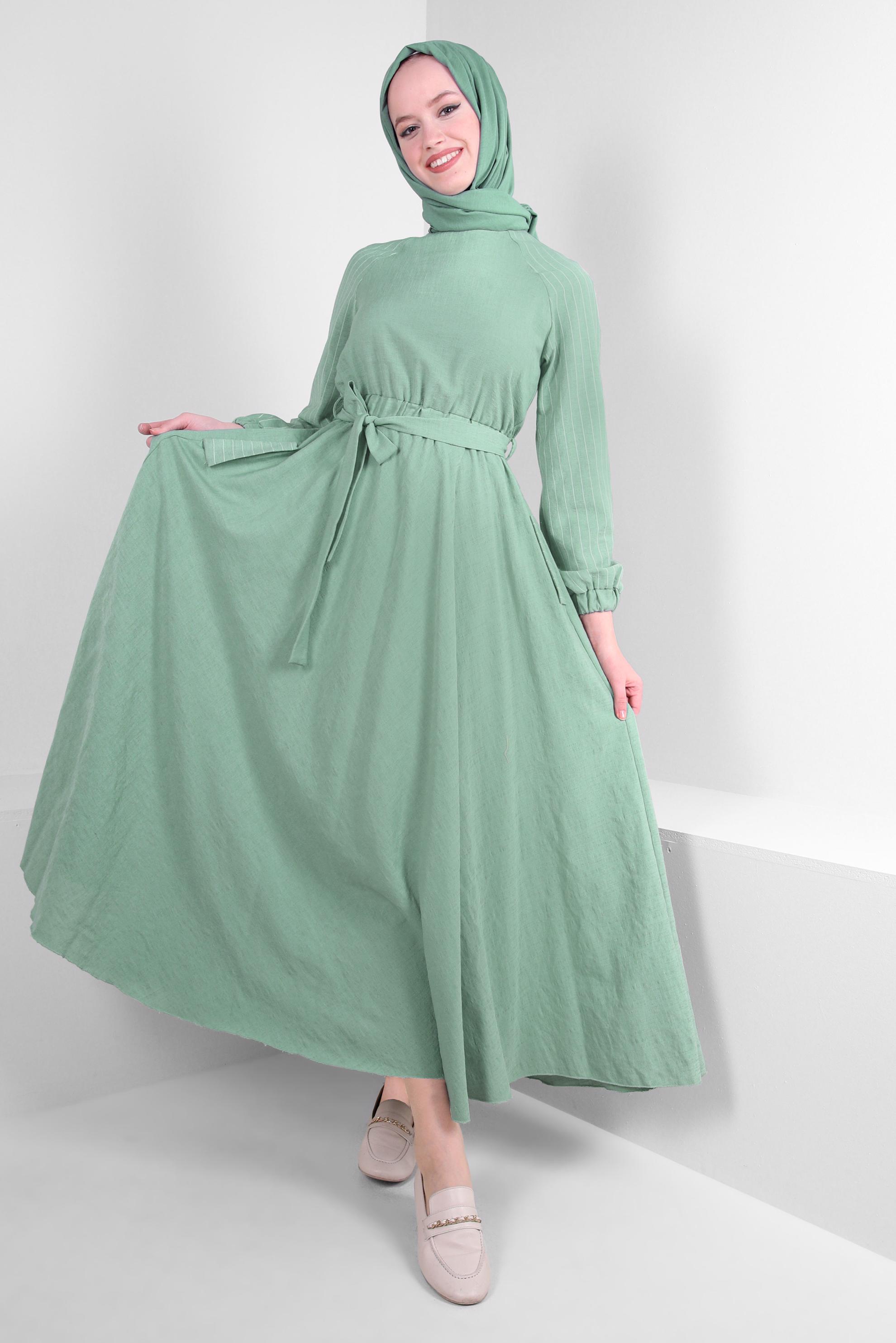 Tesettür giyim YEŞİL MANŞETLERİ LASTİKLİ KUŞAKLI ELBİSE 43659
