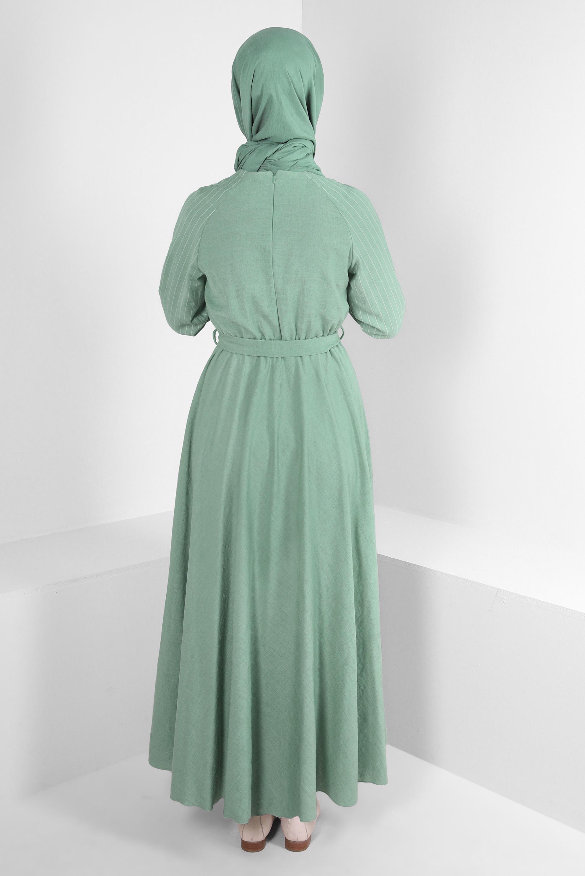 Tesettür giyim YEŞİL MANŞETLERİ LASTİKLİ KUŞAKLI ELBİSE 43659