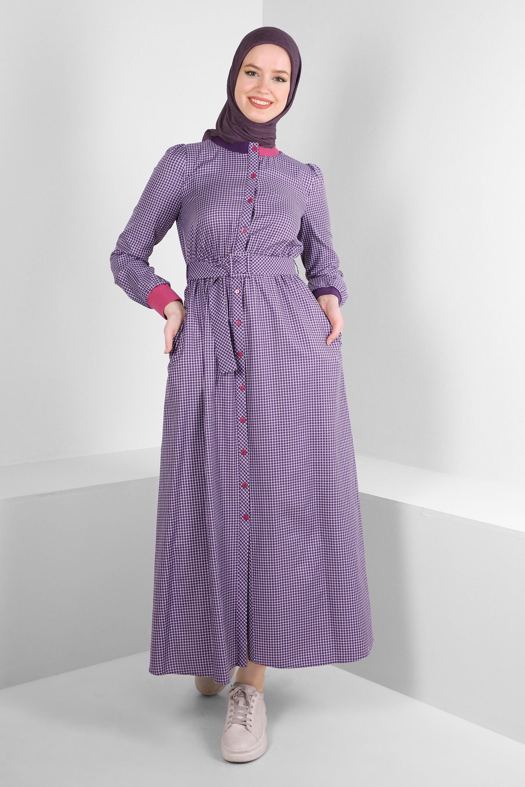 Tesettür giyim MOR PÖTİKARE DESENLİ DÜĞMELİ KEMERLİ ELBİSE 43685