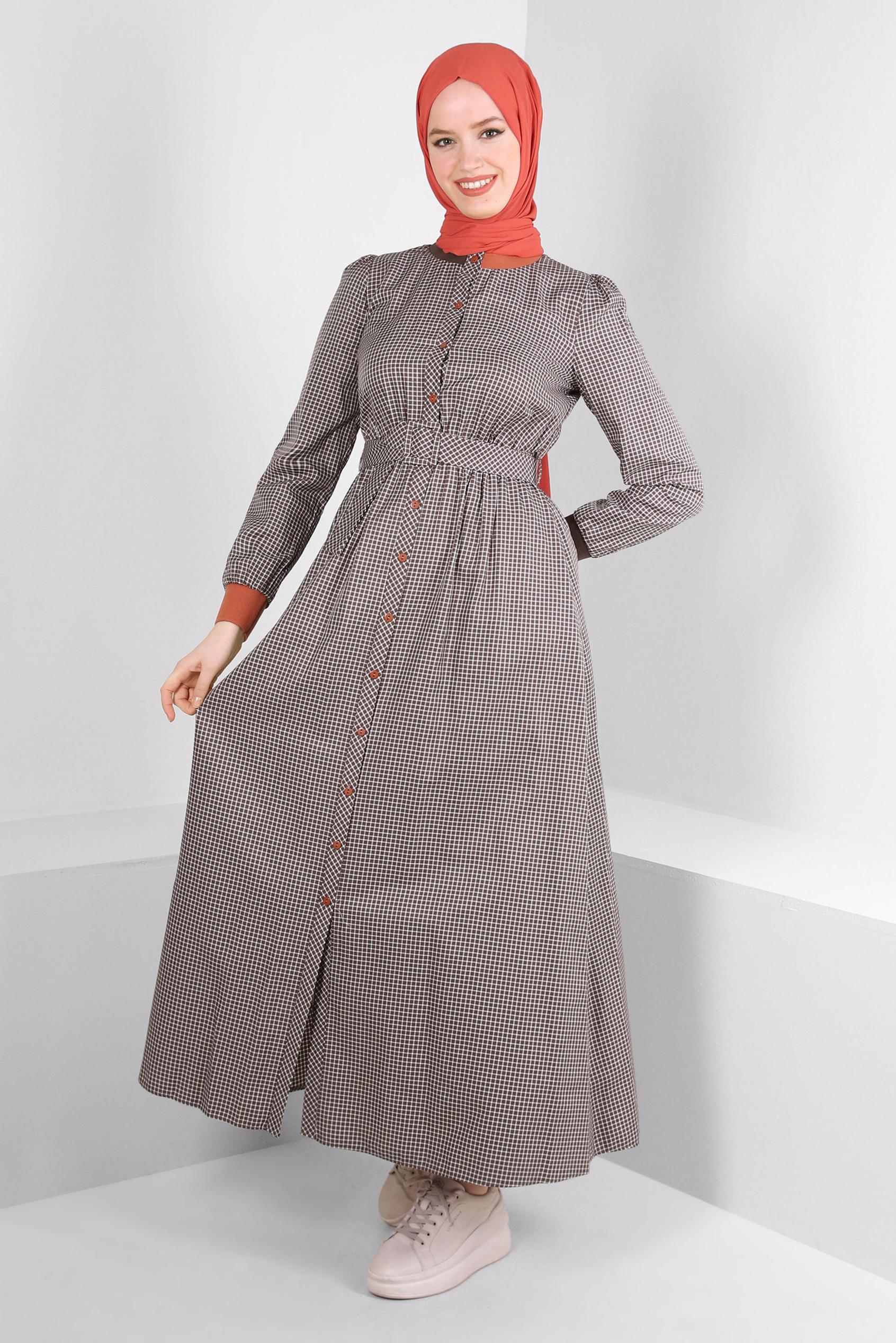 Tesettür giyim KAHVE PÖTİKARE DESENLİ DÜĞMELİ KEMERLİ ELBİSE 43685