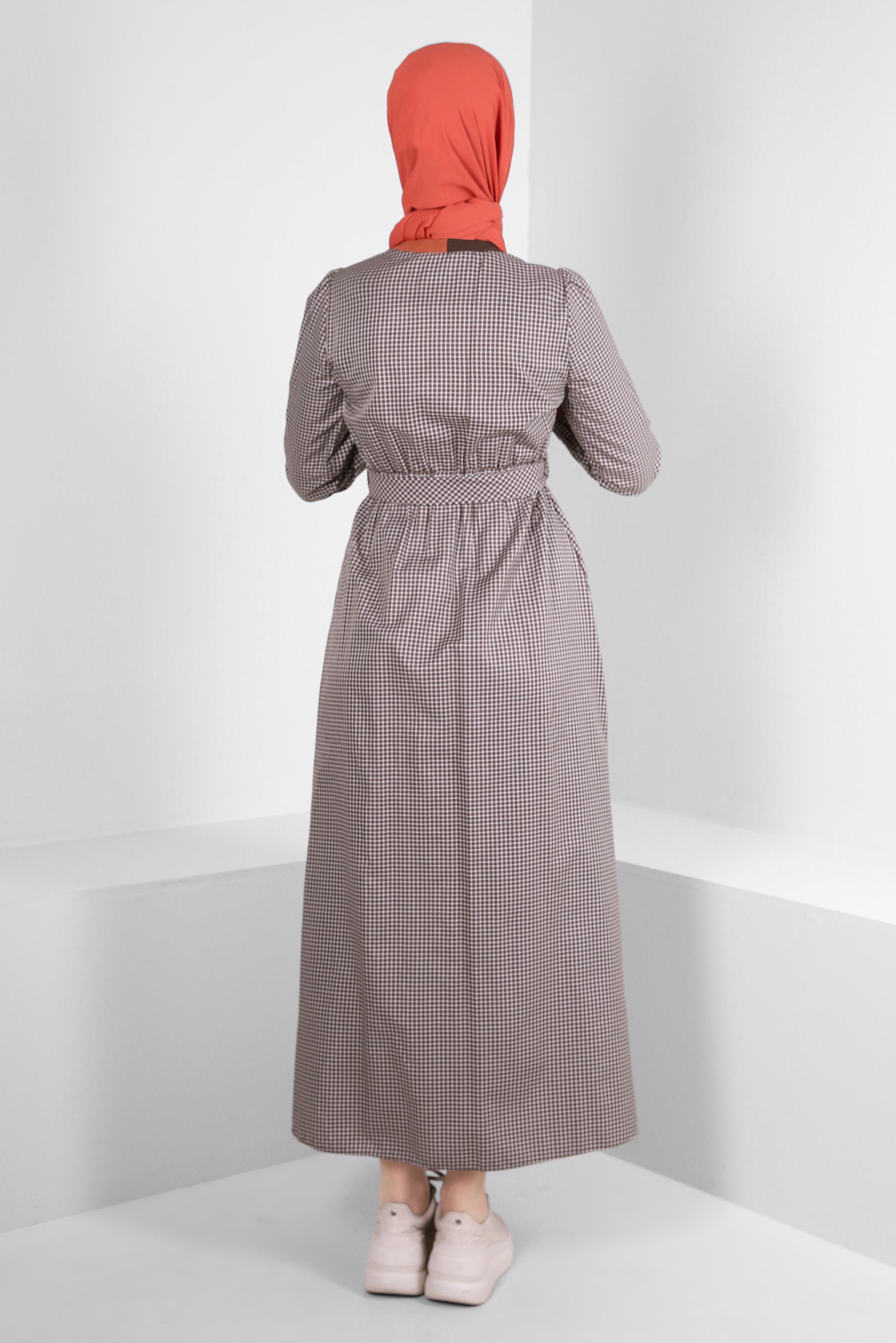 Tesettür giyim KAHVE PÖTİKARE DESENLİ DÜĞMELİ KEMERLİ ELBİSE 43685