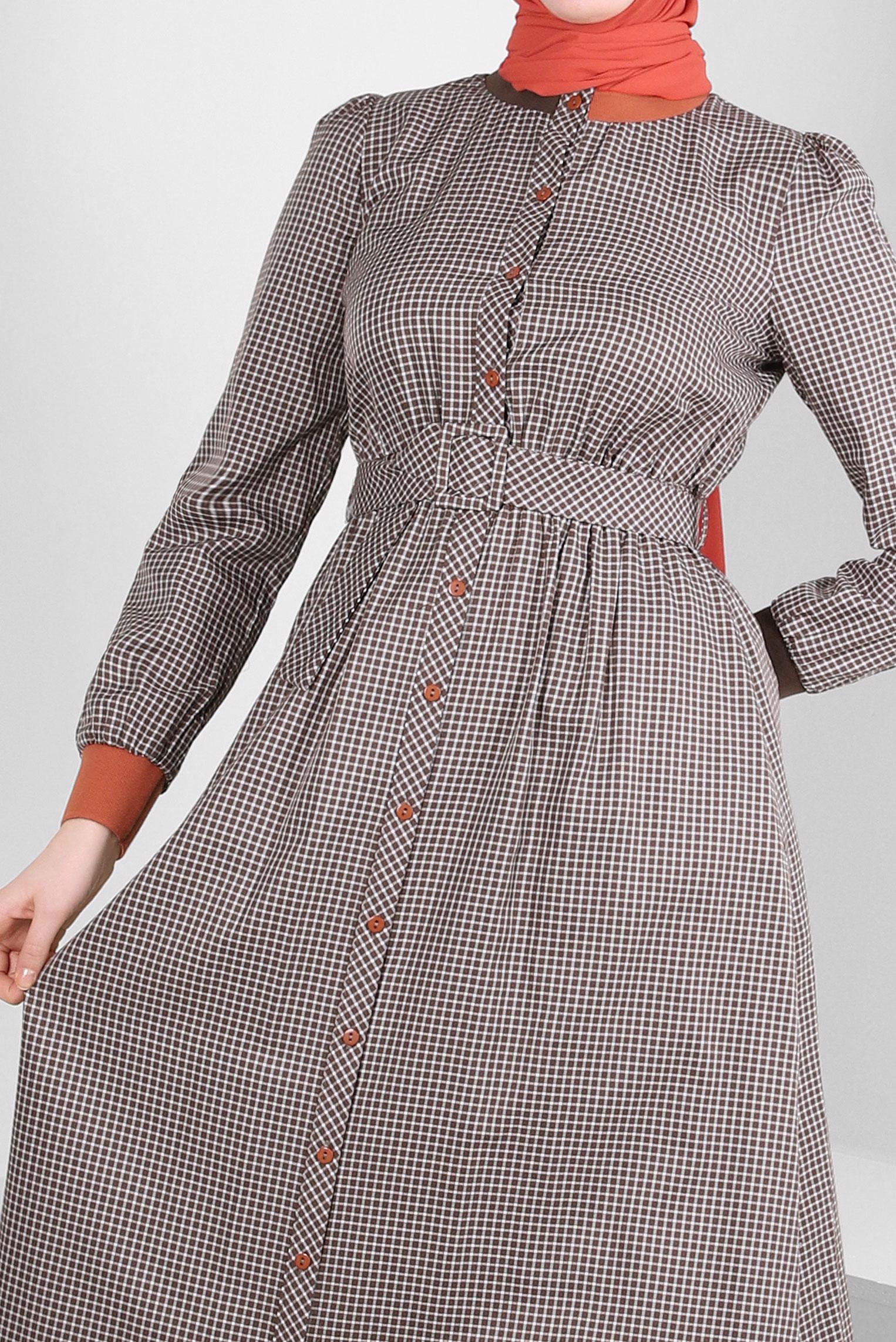 Tesettür giyim KAHVE PÖTİKARE DESENLİ DÜĞMELİ KEMERLİ ELBİSE 43685