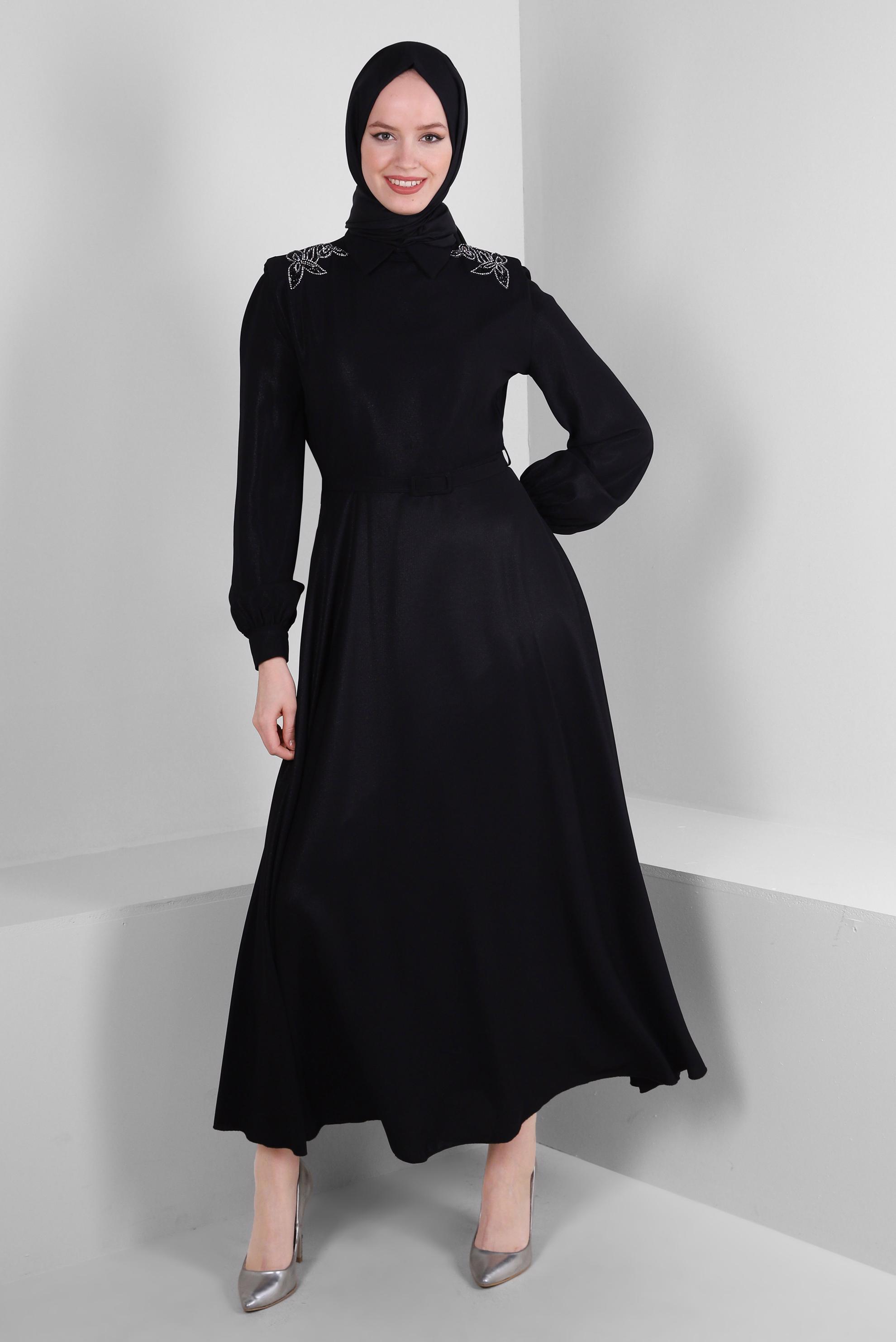 Tesettür giyim SİYAH VATKALI TAŞ İŞLEME DETAYLI KEMERLİ ELBİSE 43718
