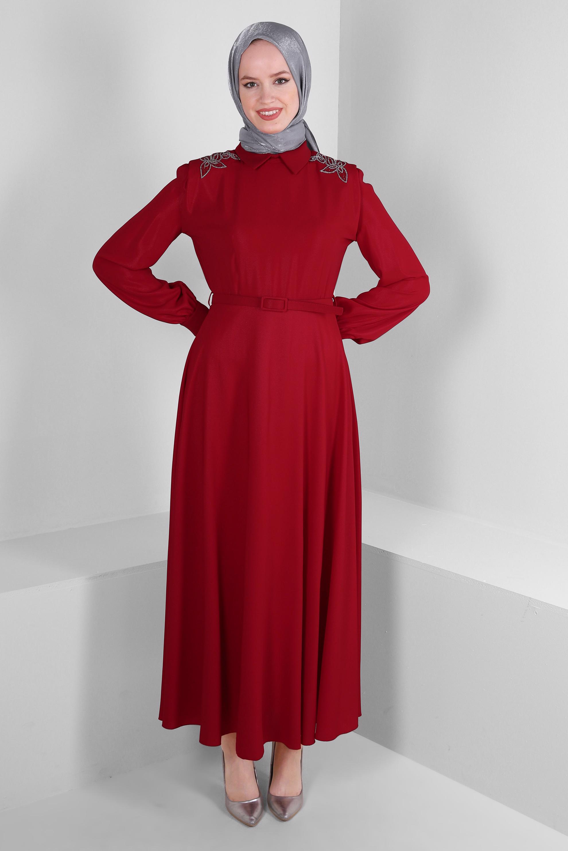 Tesettür giyim KIRMIZI VATKALI TAŞ İŞLEME DETAYLI KEMERLİ ELBİSE 43718