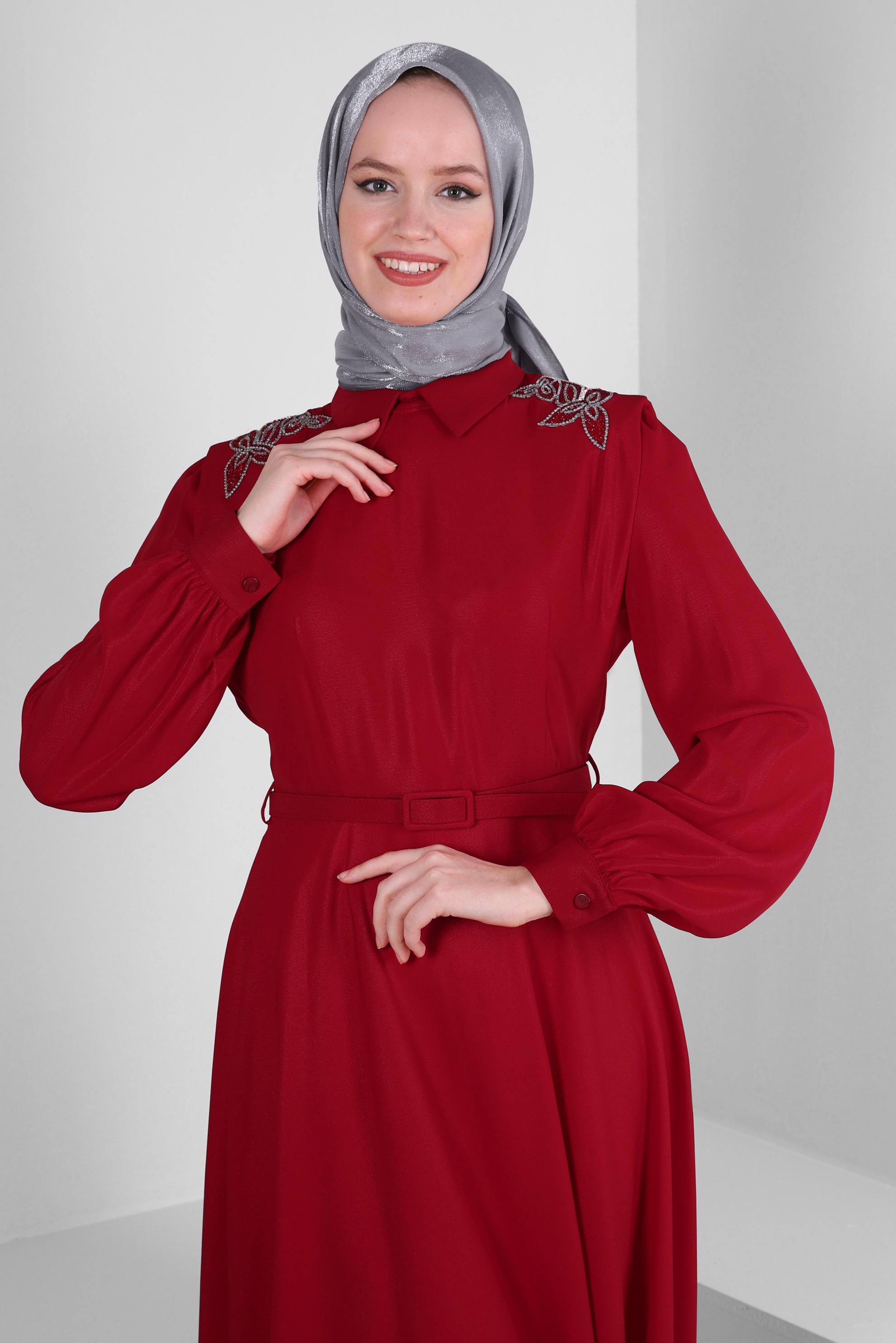 Tesettür giyim KIRMIZI VATKALI TAŞ İŞLEME DETAYLI KEMERLİ ELBİSE 43718