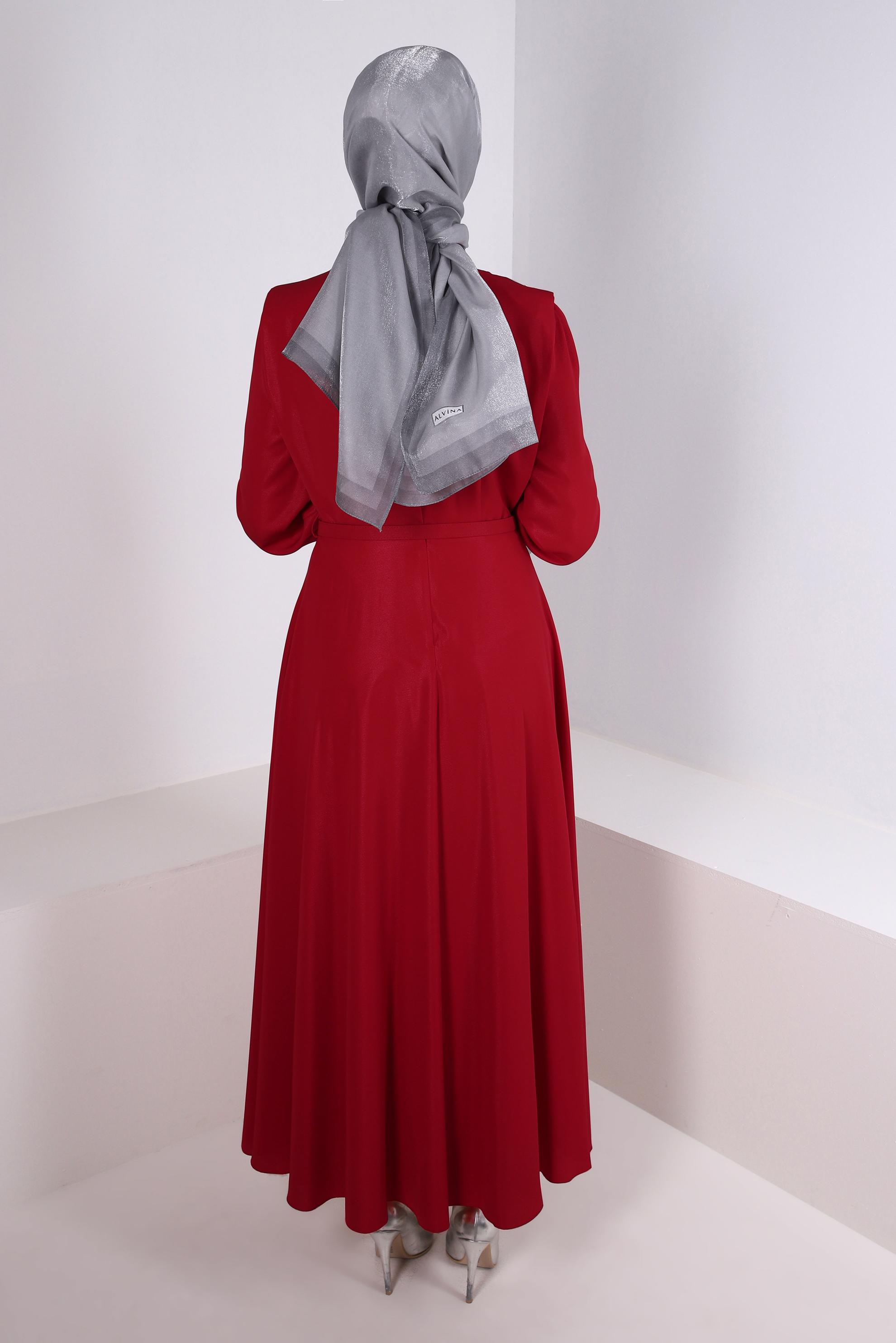 Tesettür giyim KIRMIZI VATKALI TAŞ İŞLEME DETAYLI KEMERLİ ELBİSE 43718