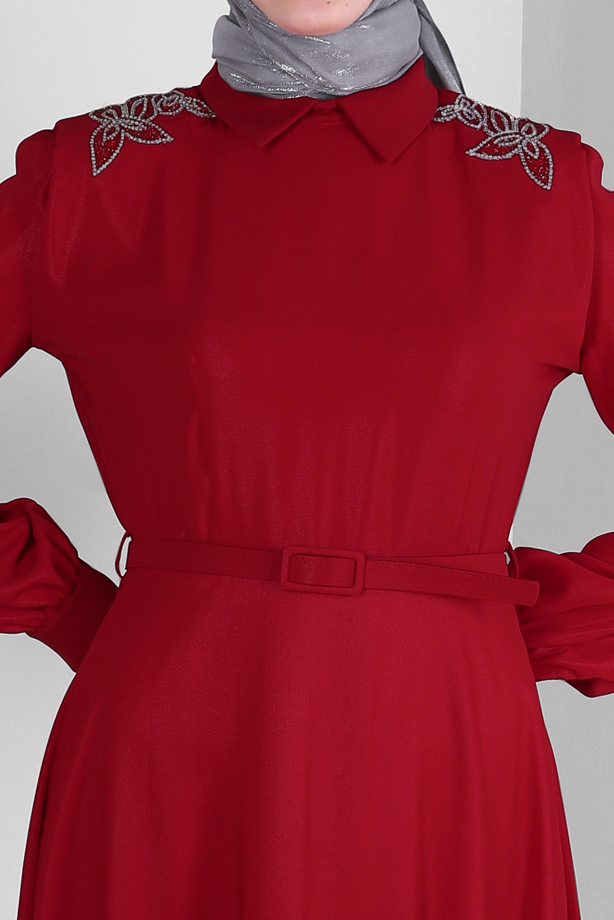 Tesettür giyim KIRMIZI VATKALI TAŞ İŞLEME DETAYLI KEMERLİ ELBİSE 43718