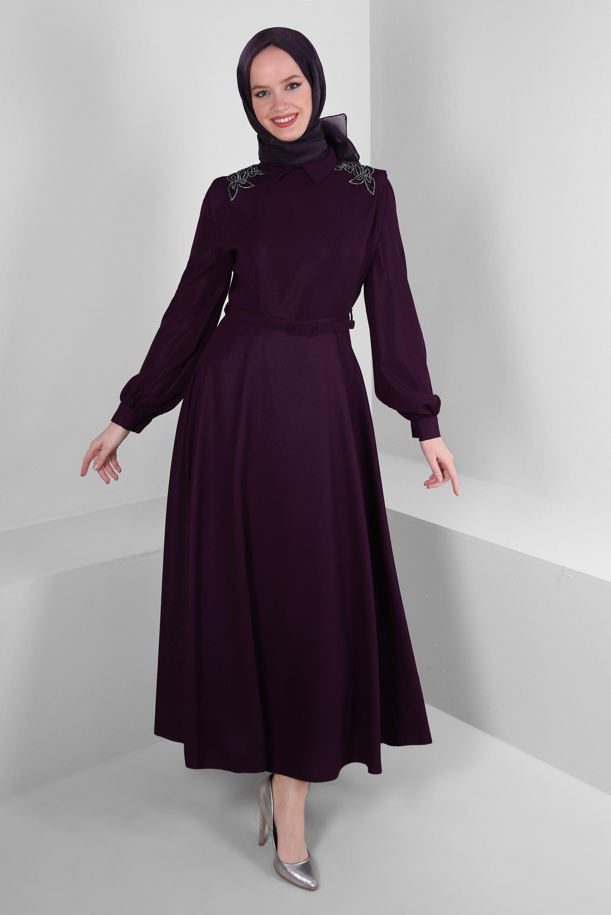 Tesettür giyim MOR VATKALI TAŞ İŞLEME DETAYLI KEMERLİ ELBİSE 43718